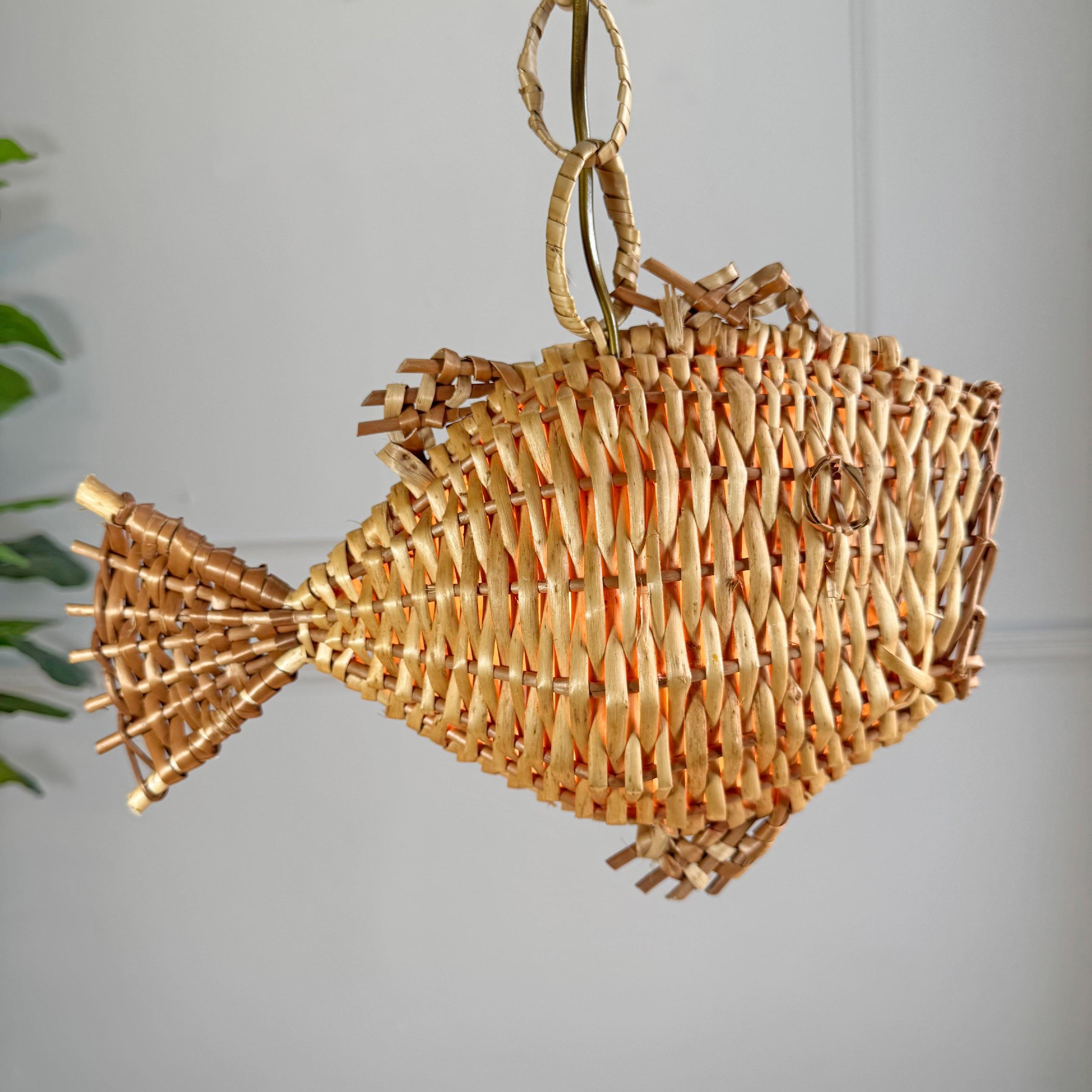 Hervorragende Deckenleuchte aus Weidengeflecht aus der Mitte des Jahrhunderts, französisch, 1950er Jahre Aufgrund ihrer Natur sind diese originalen Deckenleuchten aus dieser Zeit unglaublich selten zu finden und vor allem in so gutem Zustand. Wir