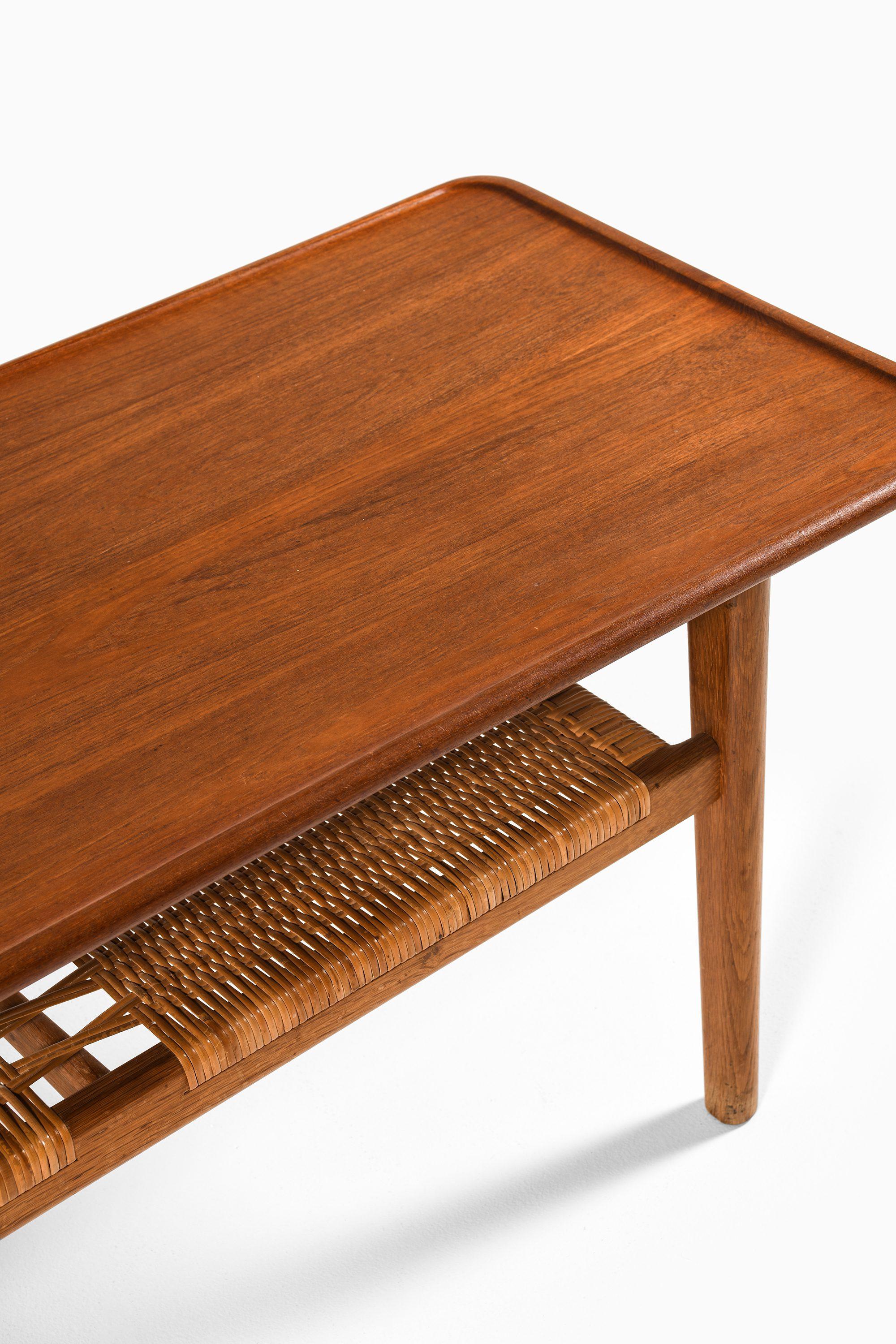 Versión más pequeña de la mesa de centro en teca, roble y caña tejida de Hans Wegner, años 50

Información adicional:
Material: Teca, roble y caña tejida
Estilo: Mediados de siglo, escandinavo
Rara versión más pequeña de la mesa de centro modelo