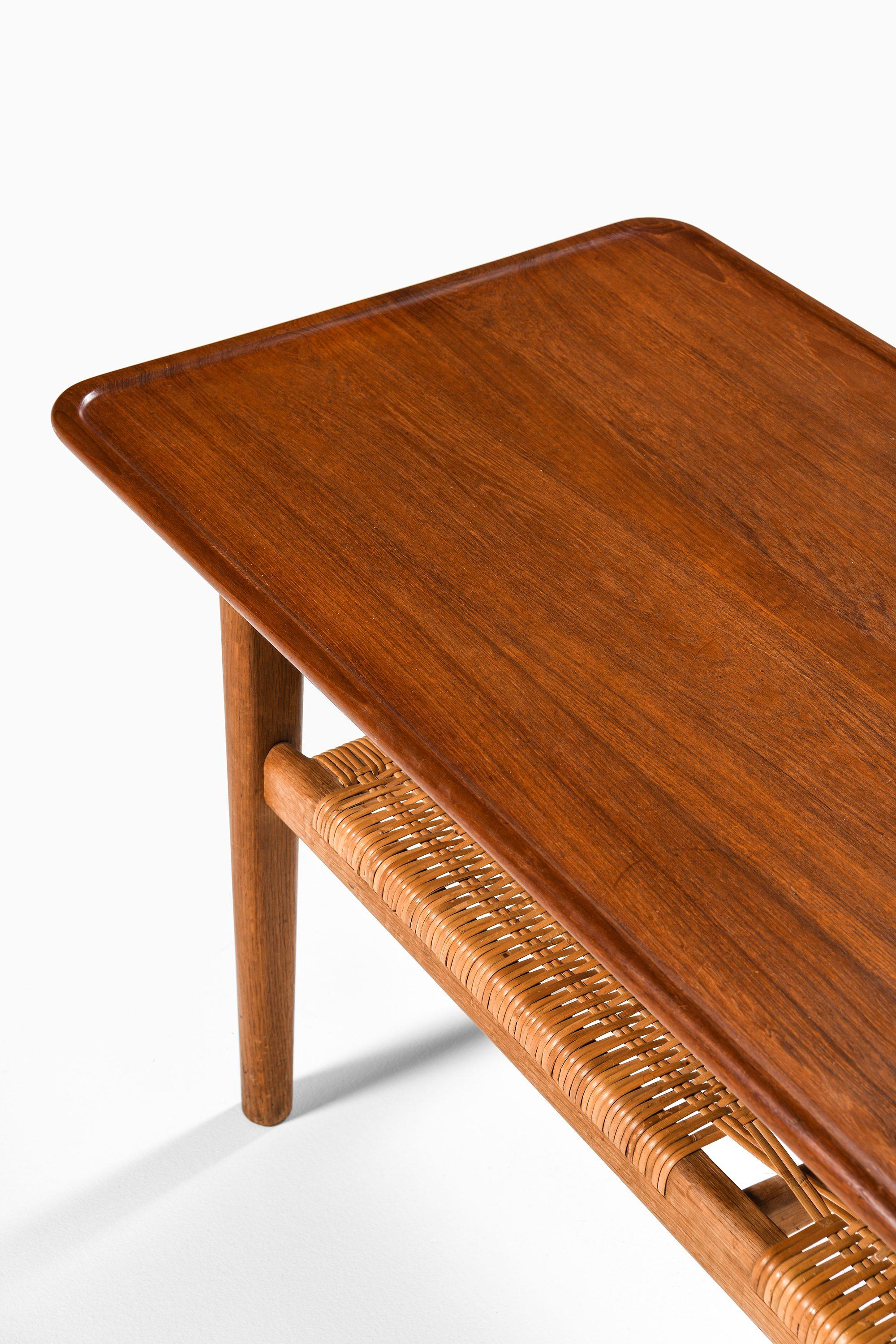 Versión más pequeña de la mesa de centro en teca, roble y caña tejida de Hans Wegner, años 50 Moderno de mediados de siglo en venta