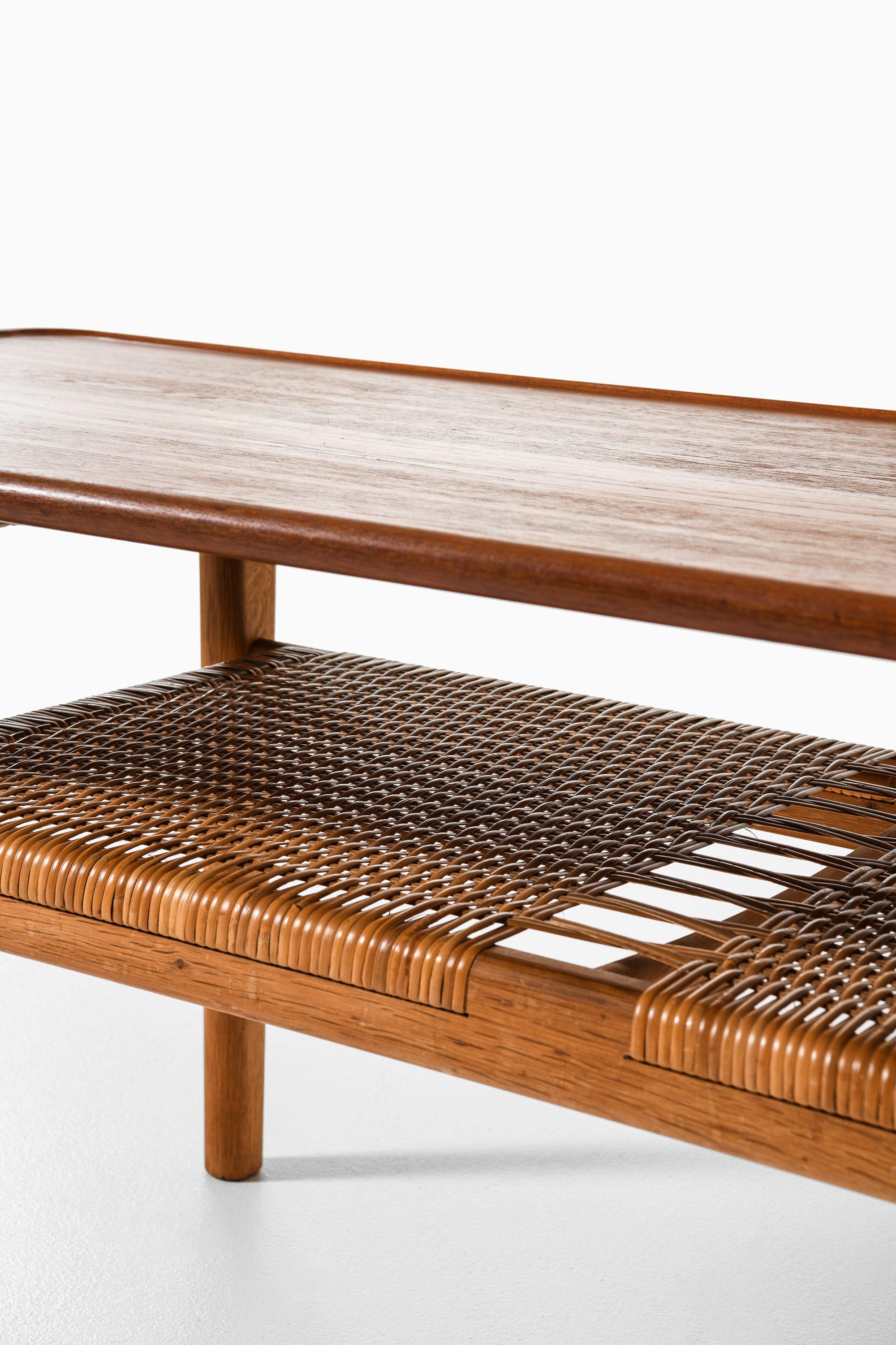 Versión más pequeña de la mesa de centro en teca, roble y caña tejida de Hans Wegner, años 50 Danés en venta
