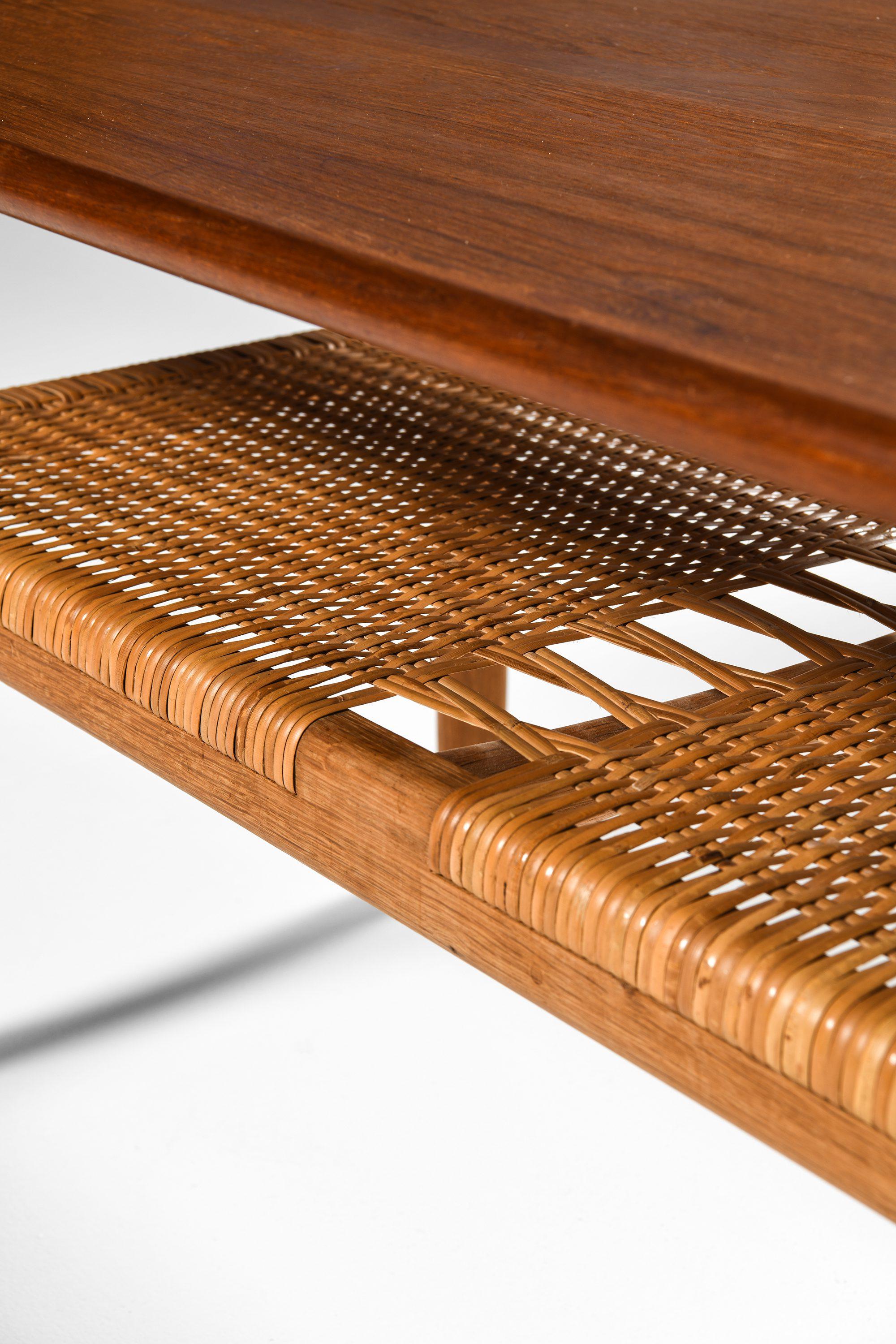 Versión más pequeña de la mesa de centro en teca, roble y caña tejida de Hans Wegner, años 50 en Bueno estado para la venta en Limhamn, Skåne län