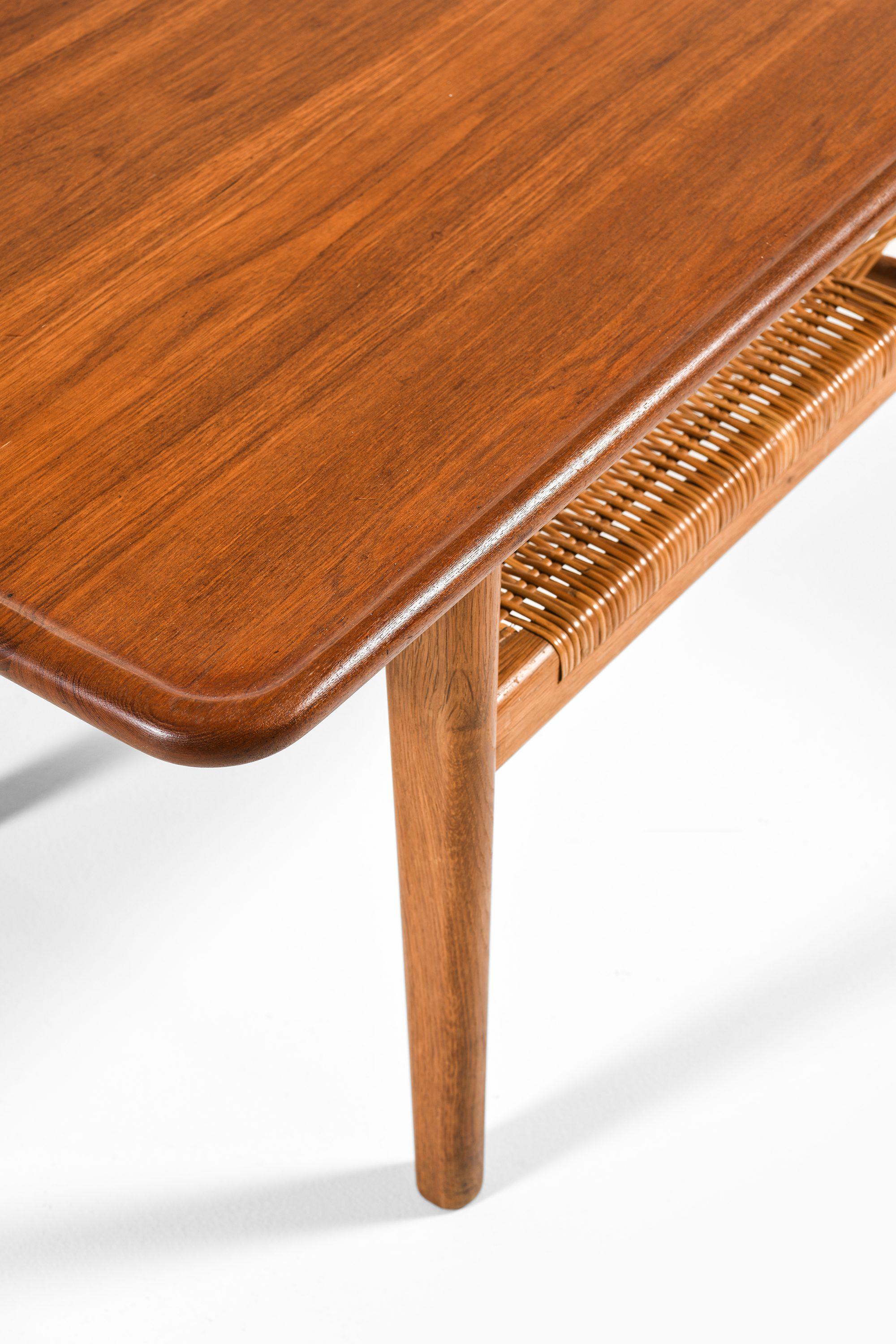 Versión más pequeña de la mesa de centro en teca, roble y caña tejida de Hans Wegner, años 50 Teca en venta