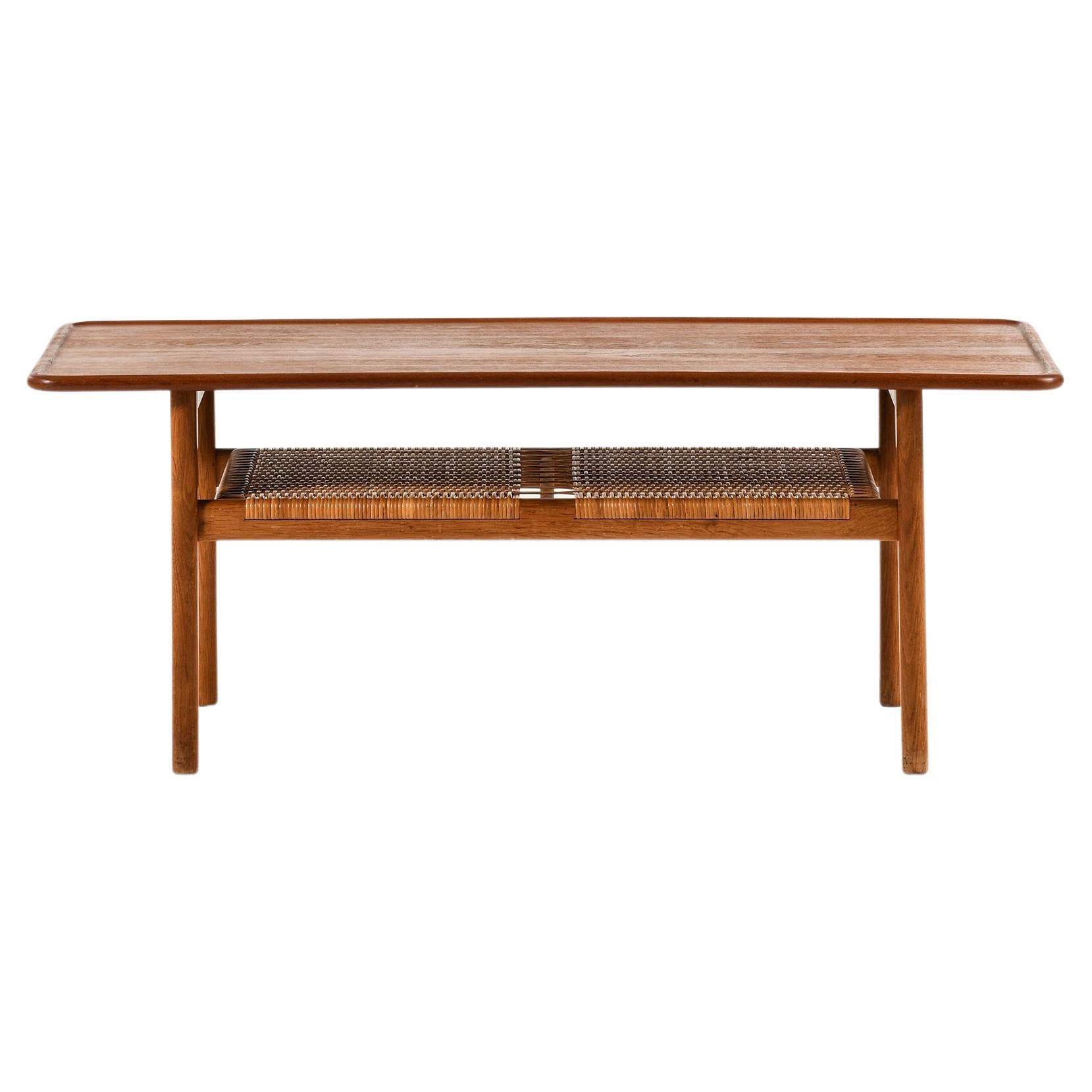 Versión más pequeña de la mesa de centro en teca, roble y caña tejida de Hans Wegner, años 50 en venta
