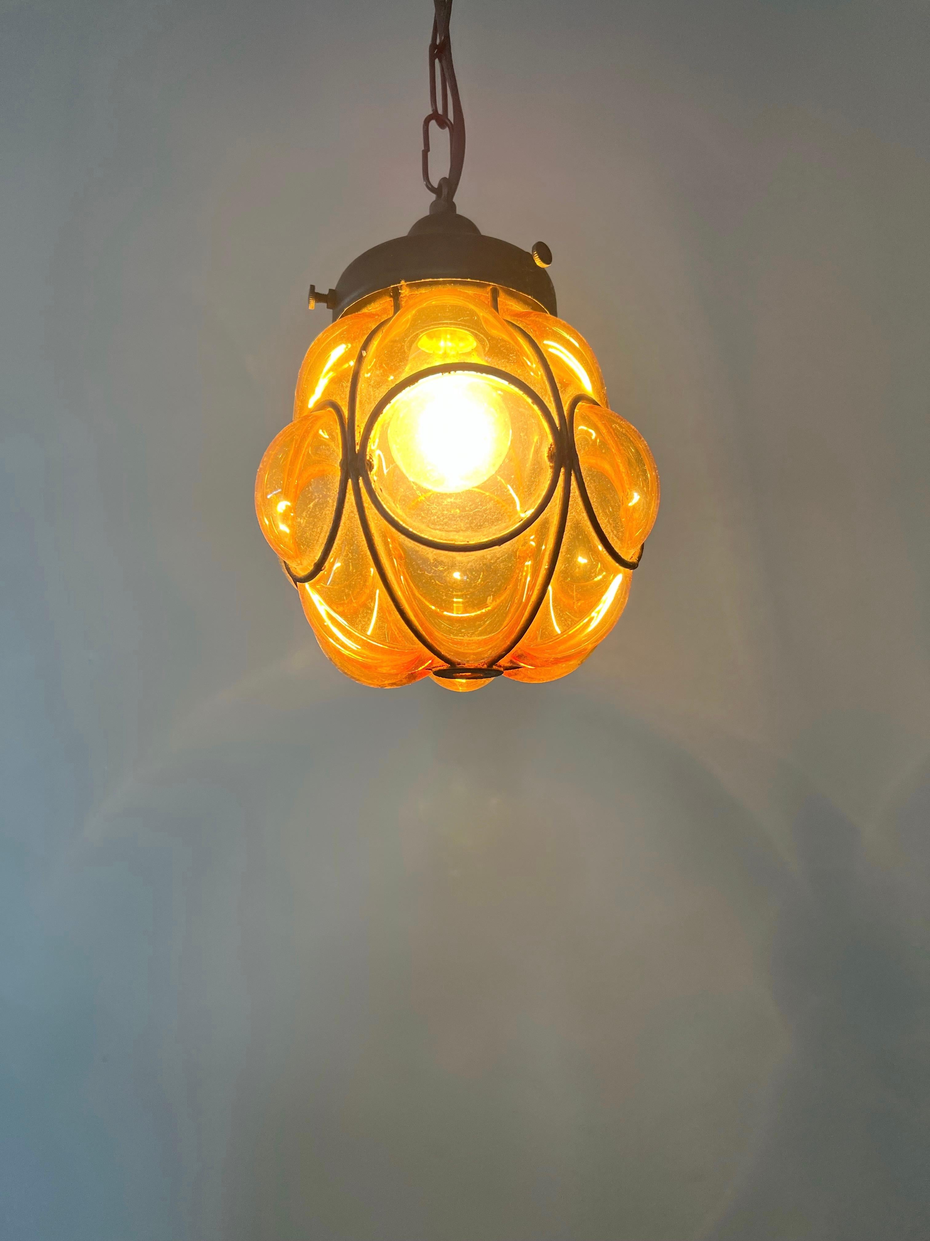 La plus petite lampe suspendue d'entrée vénitienne, verre soufflé à la bouche dans un cadre en fer forgé en vente 2