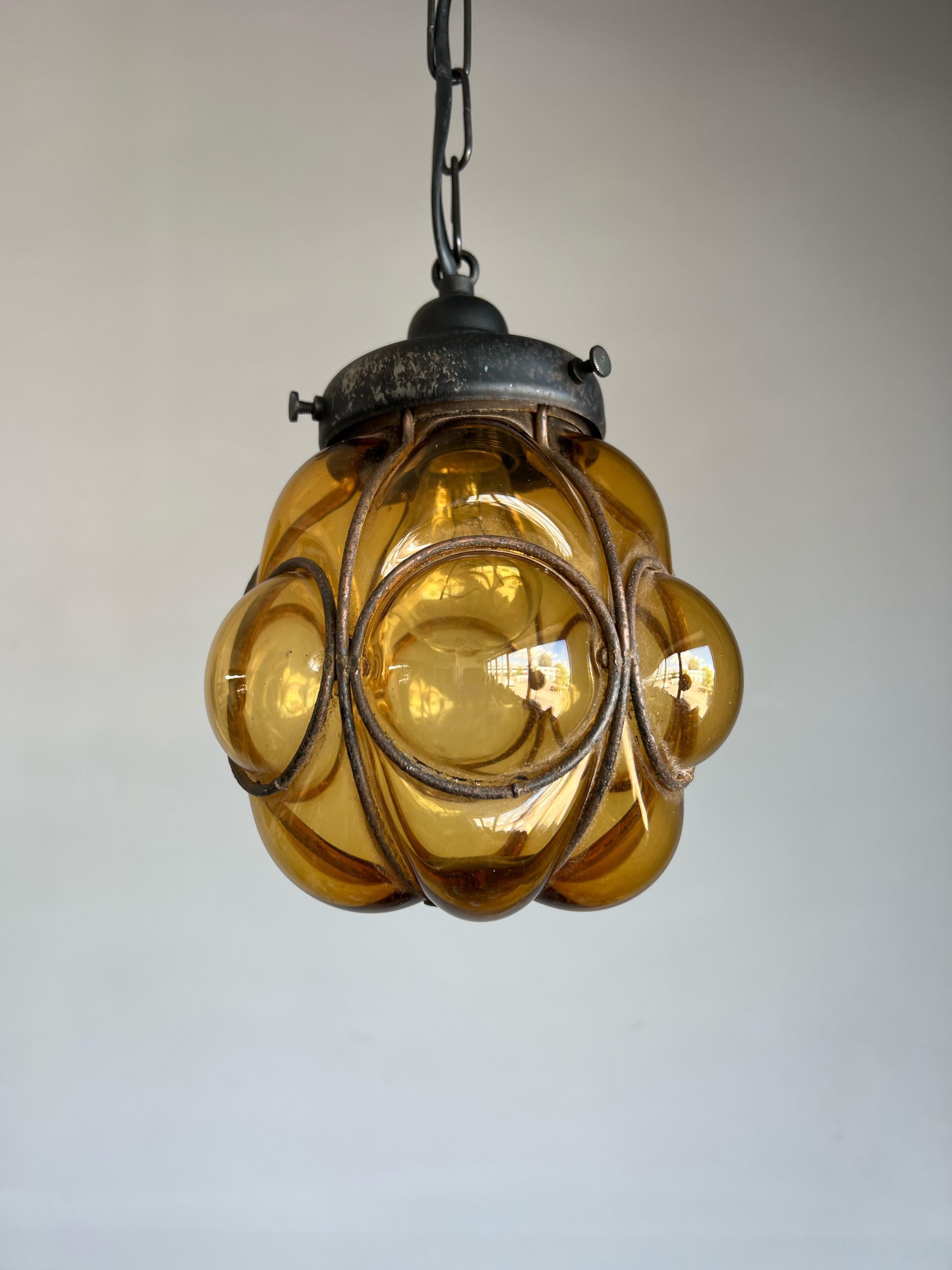 La plus petite lampe suspendue d'entrée vénitienne, verre soufflé à la bouche dans un cadre en fer forgé en vente 3