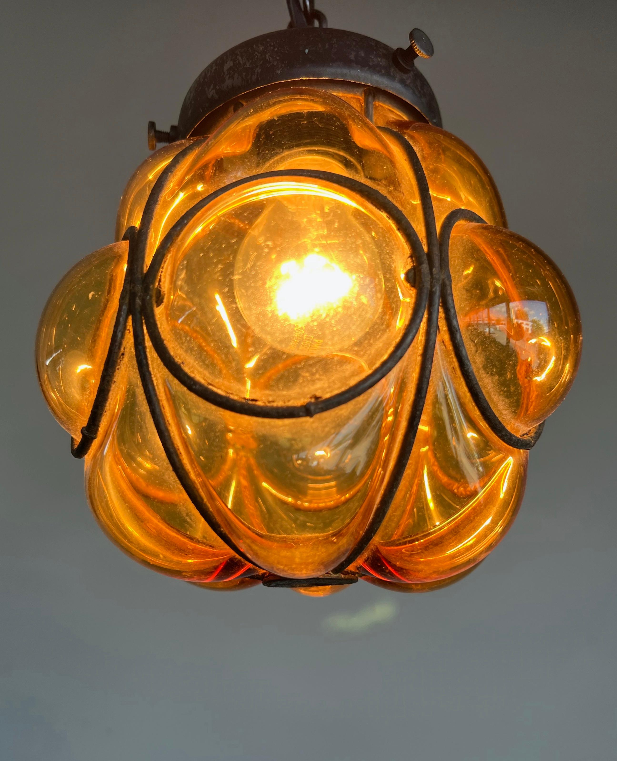 La plus petite lampe suspendue d'entrée vénitienne, verre soufflé à la bouche dans un cadre en fer forgé en vente 6