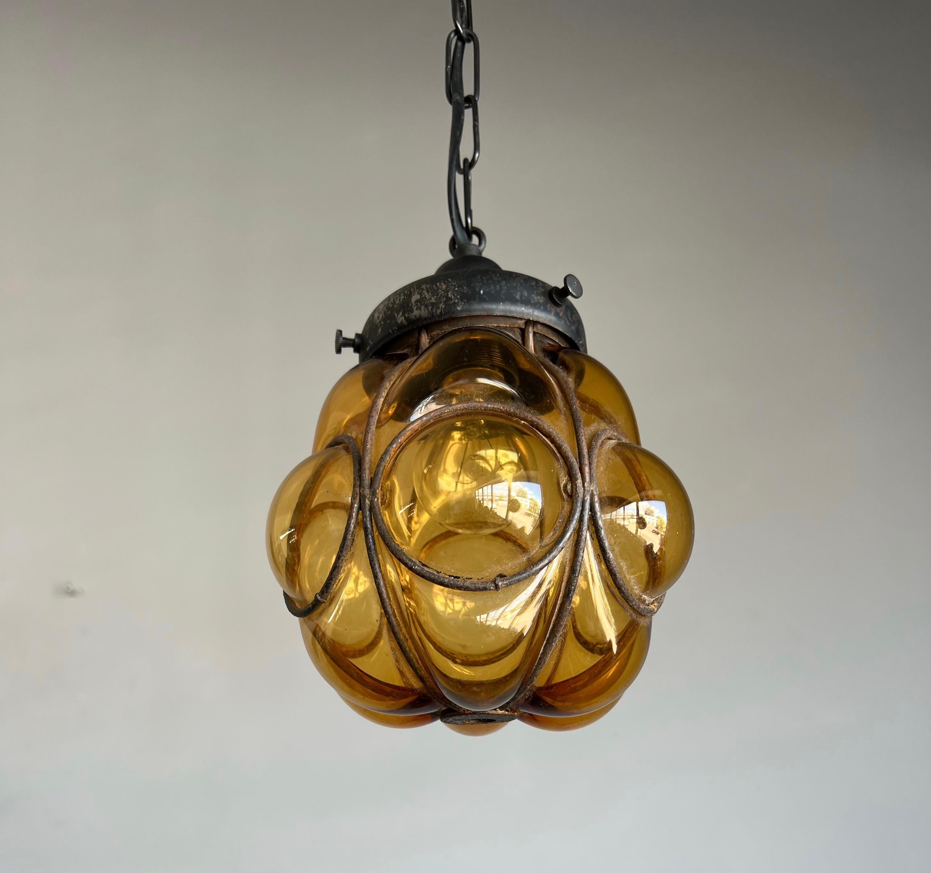 La plus petite lampe suspendue d'entrée vénitienne, verre soufflé à la bouche dans un cadre en fer forgé en vente 8