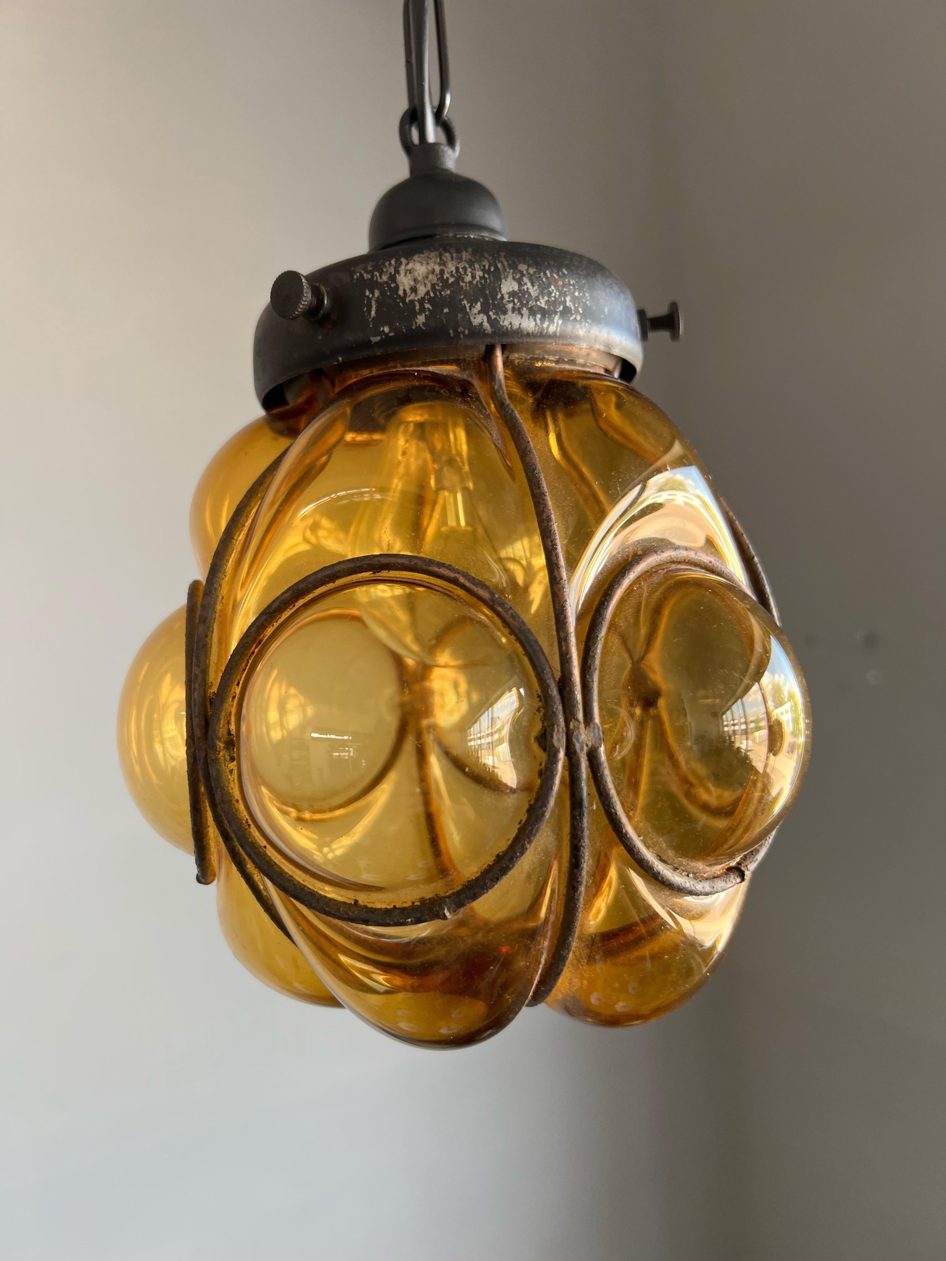 Arts and Crafts La plus petite lampe suspendue d'entrée vénitienne, verre soufflé à la bouche dans un cadre en fer forgé en vente
