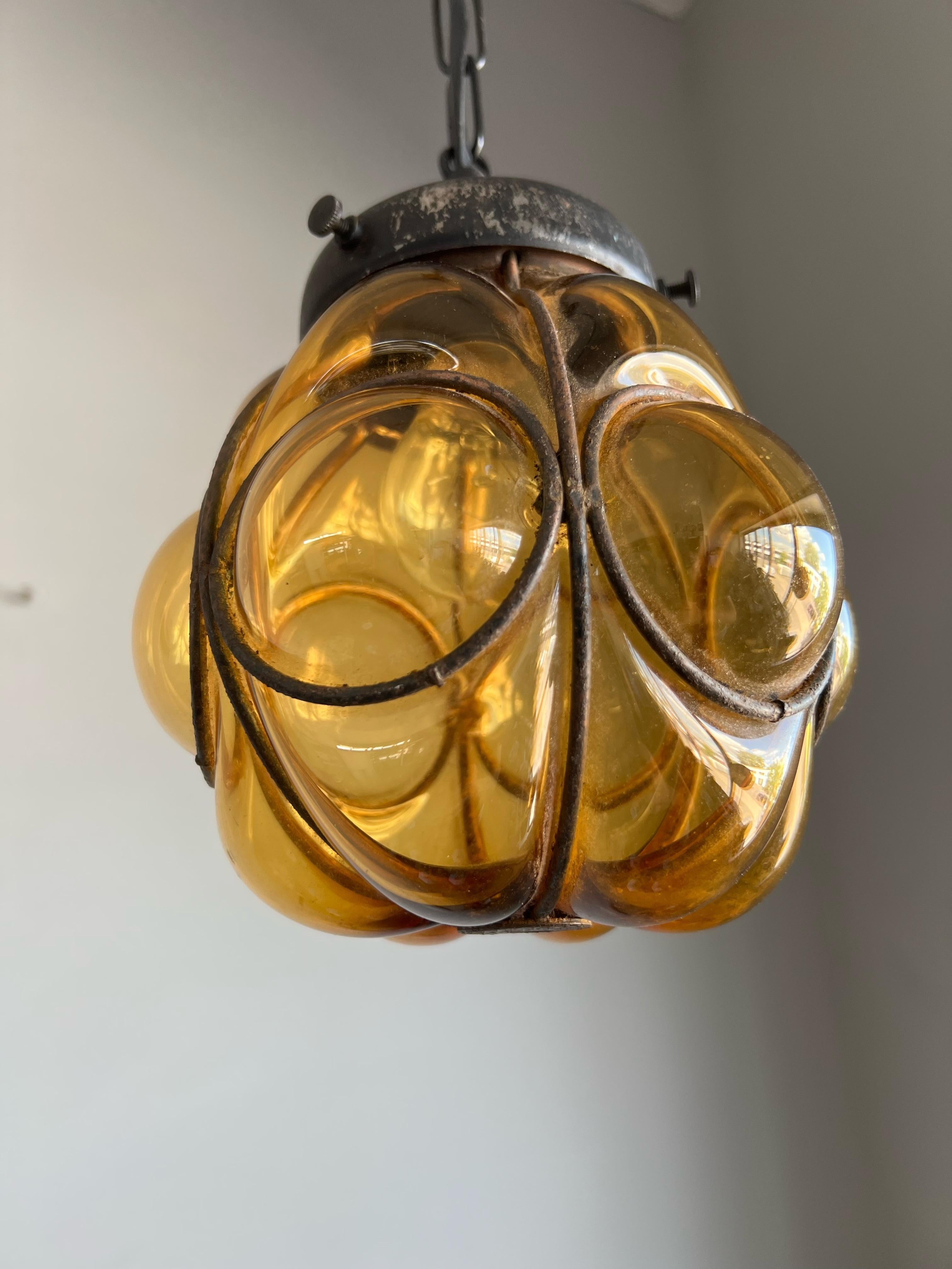 La plus petite lampe suspendue d'entrée vénitienne, verre soufflé à la bouche dans un cadre en fer forgé Bon état - En vente à Lisse, NL