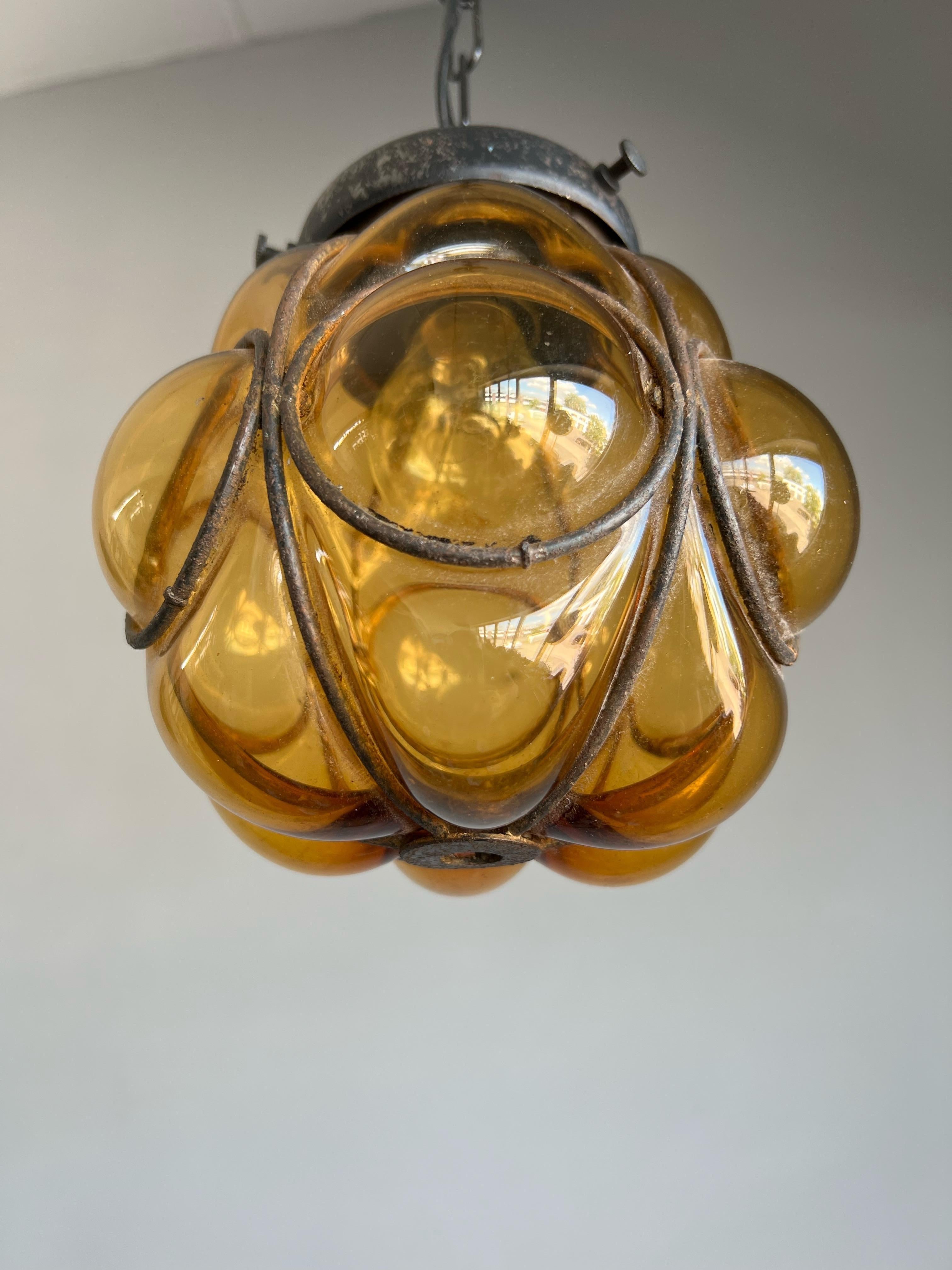 20ième siècle La plus petite lampe suspendue d'entrée vénitienne, verre soufflé à la bouche dans un cadre en fer forgé en vente