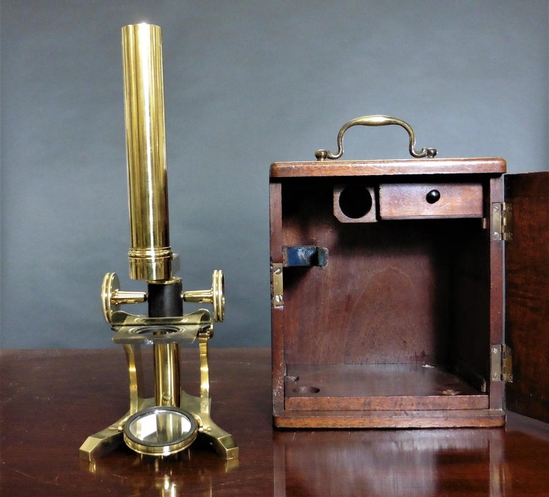 Microscope monoculaire en laiton, vers 1900. Monté sur …
