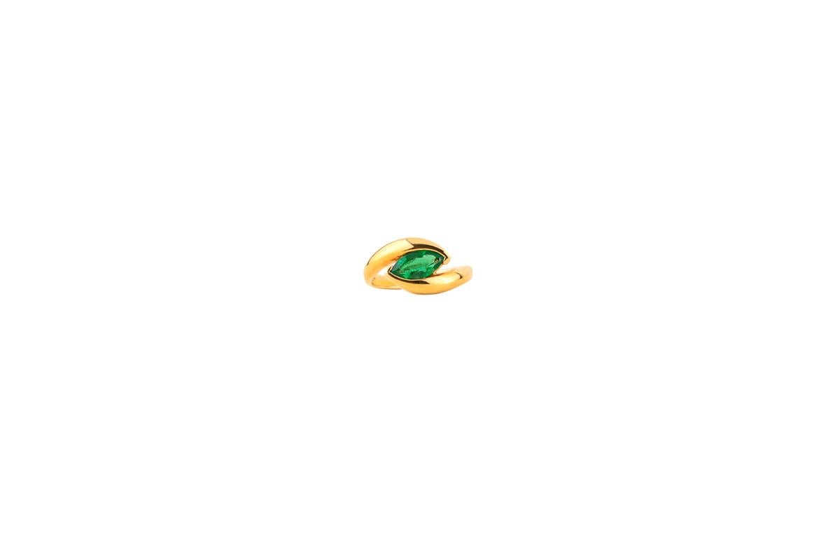 Emerald Ring in 18 Karat Yellow Gold In Excellent Condition In Bad Kissingen, DE