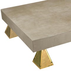 Table basse, plateau en béton gris Scagliola, moulé  Pieds en laiton Faits à la main en Italie