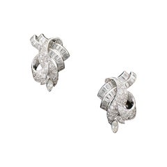 Boucles d'oreilles intelligentes et sexy en platine avec diamants, vers les années 1940, poids total de 4,00 carats