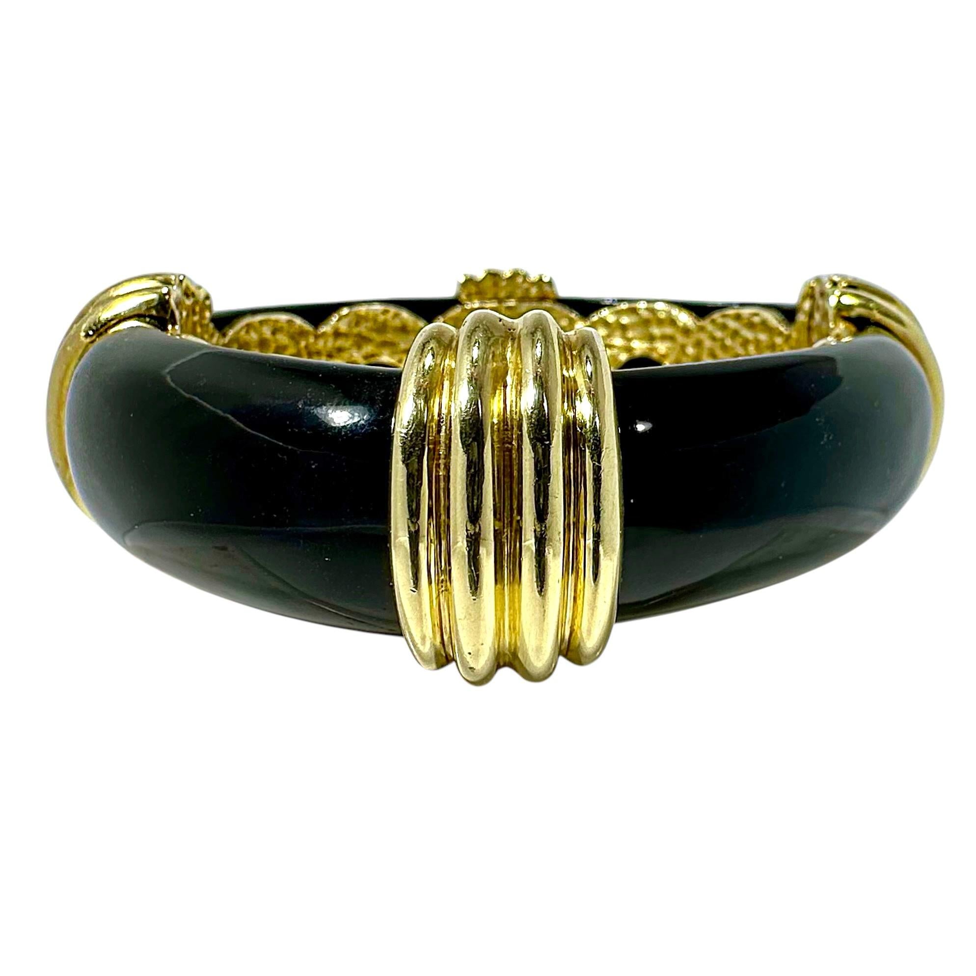 Cet audacieux bracelet en or jaune 14 carats du créateur américain La Triomphe est d'une conception très simple, mais d'une grande puissance. Les panneaux d'onyx noir mesurent plus de 5/8 de pouce de large et sont ponctués de quatre stations d'or