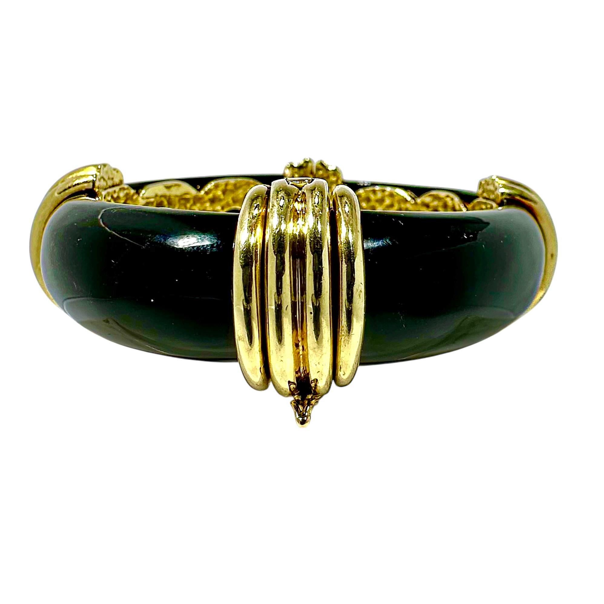 Poli au tonneau Bracelet en or jaune 14K et onyx noir par La Triomphe en vente