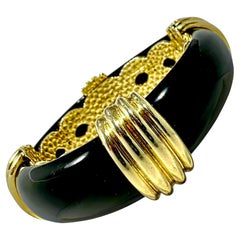 Smart und maßgeschneiderter Armreif aus 14K Gelbgold und schwarzem Onyx von La Triomphe