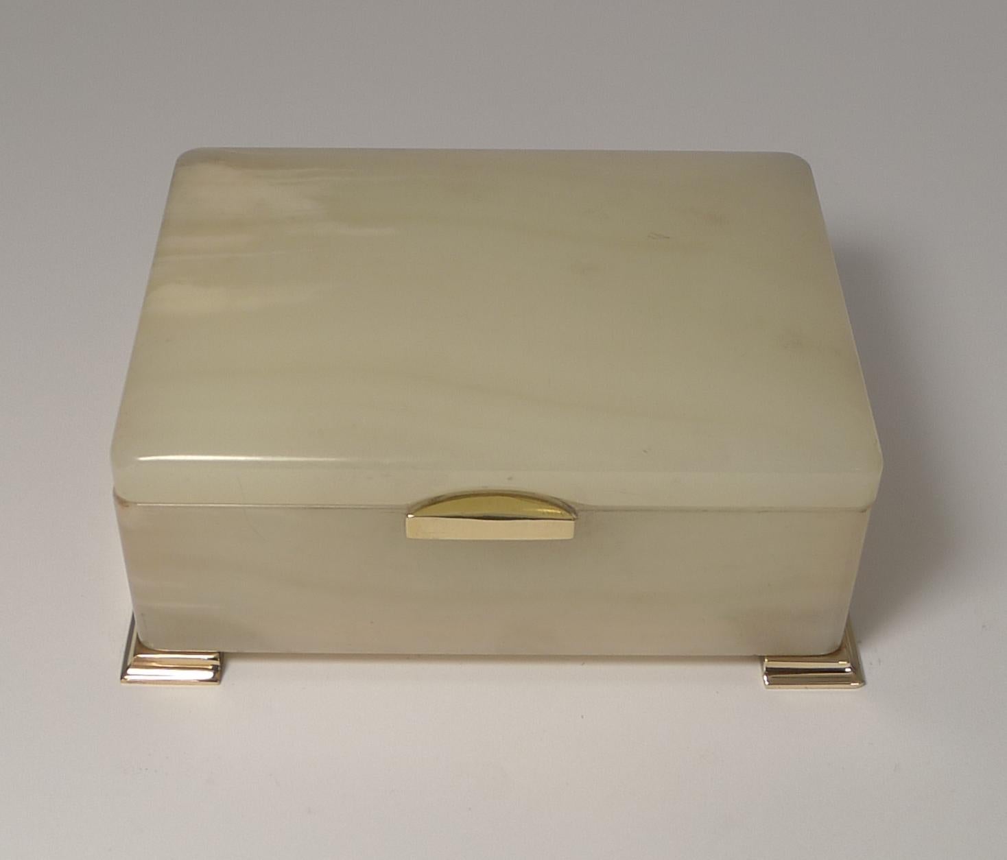 Smart Antique Art Deco White Onyx Box by Betjemman, circa 1920 6