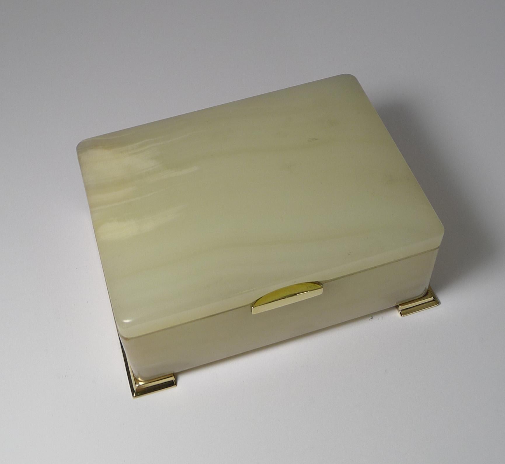 Smart Antique Art Deco White Onyx Box by Betjemman, circa 1920 4