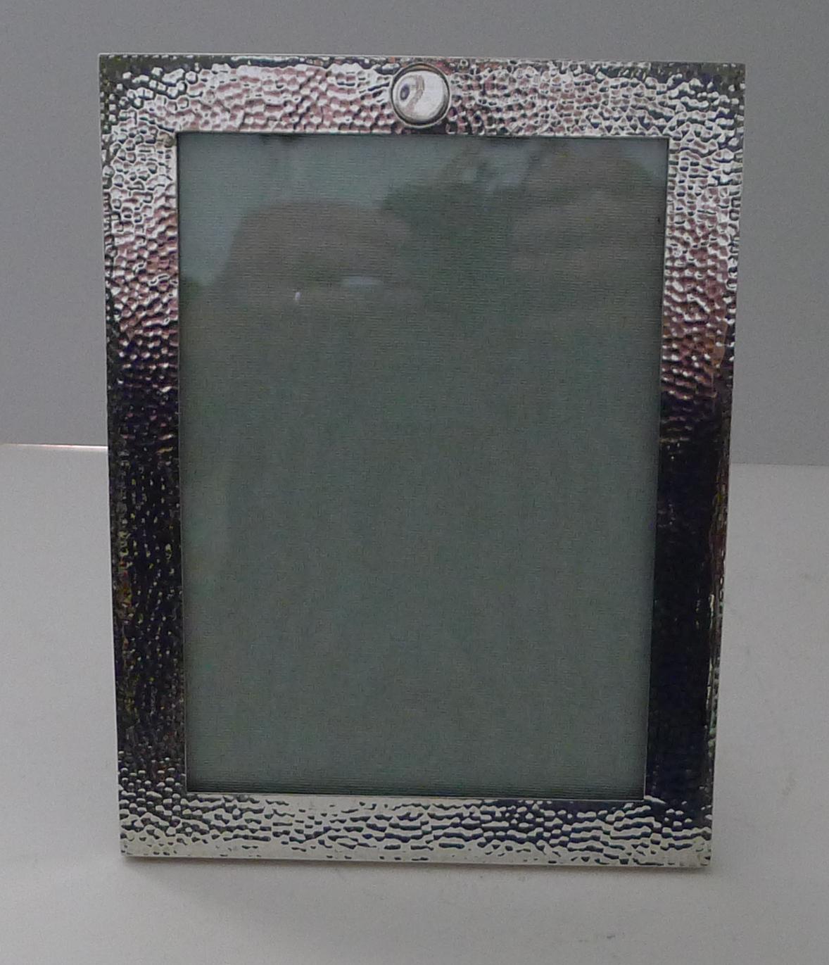 Early 20th Century Smart Antique English Planished Sterling Silver Picture Frame For Sale