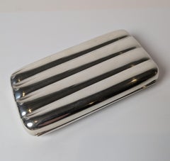 Boîte à cigares en argent sterling anglaise ancienne et élégante