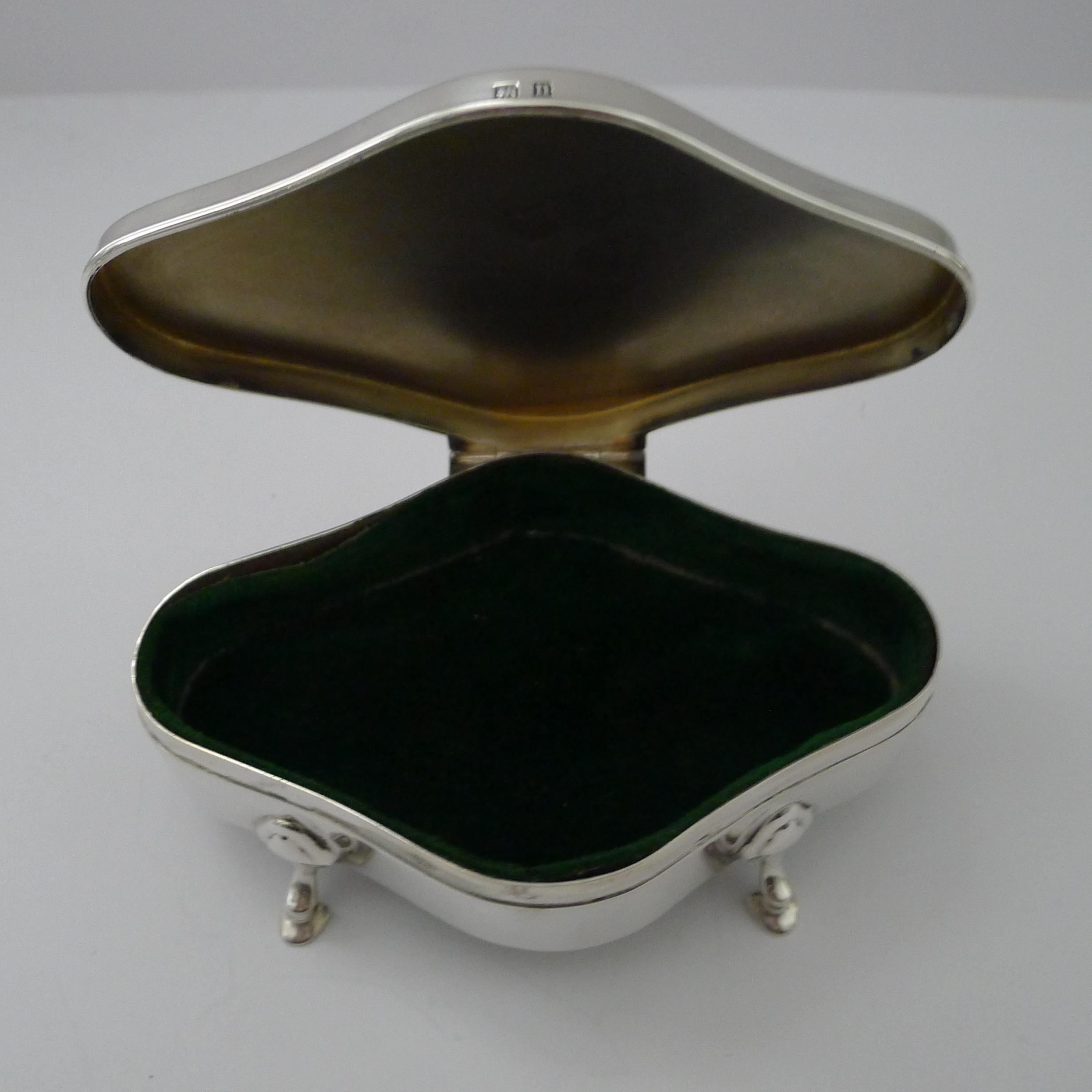 Elegante joyero inglés antiguo de plata de ley - Decoración torneada de motor en venta 4