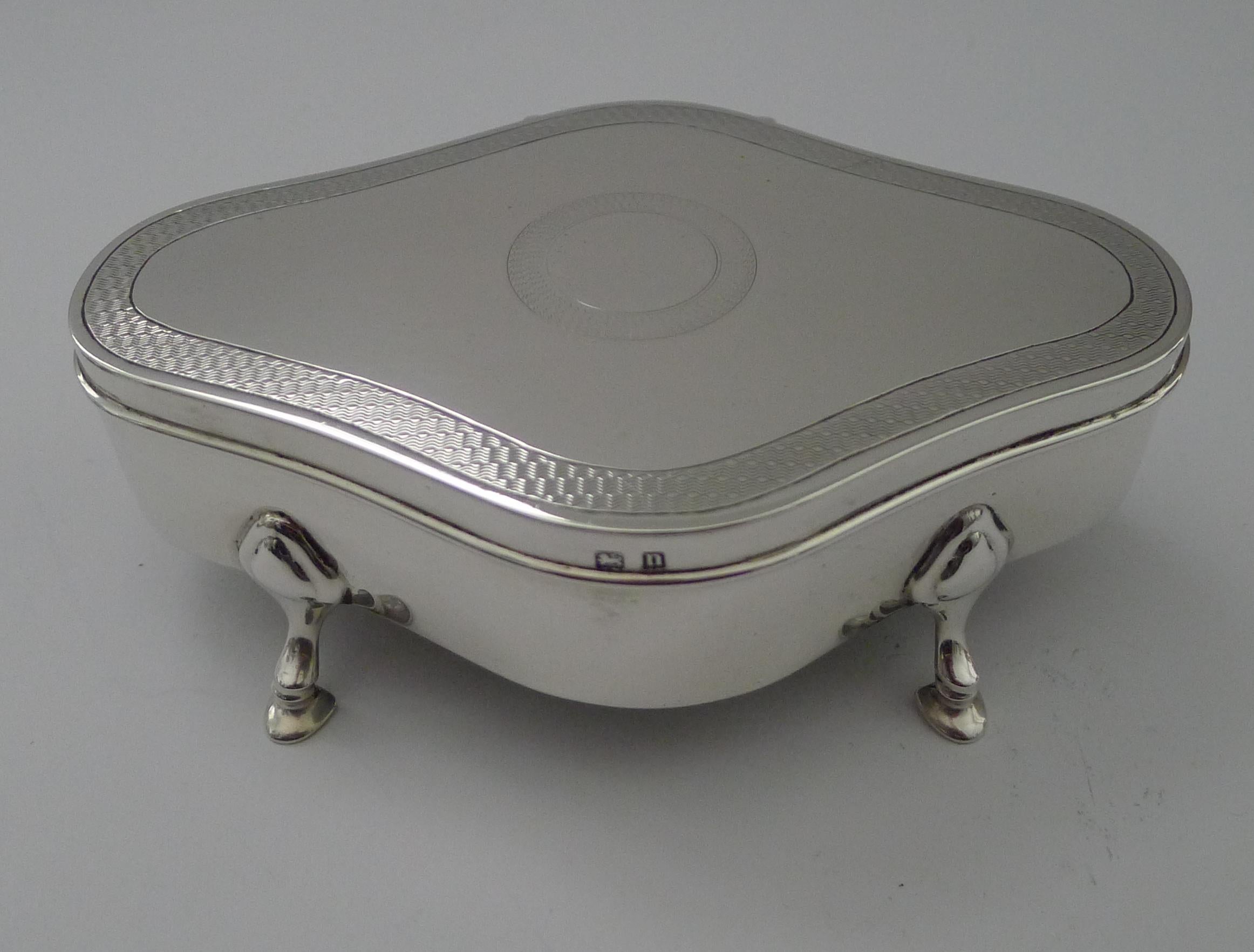 Un joyero de bella forma que se sostiene sobre cuatro elegantes patas originales. La tapa de la caja tiene un borde torneado a máquina que sigue la forma de la caja y un borde torneado a máquina en la cartela central circular vacante.

La tapa