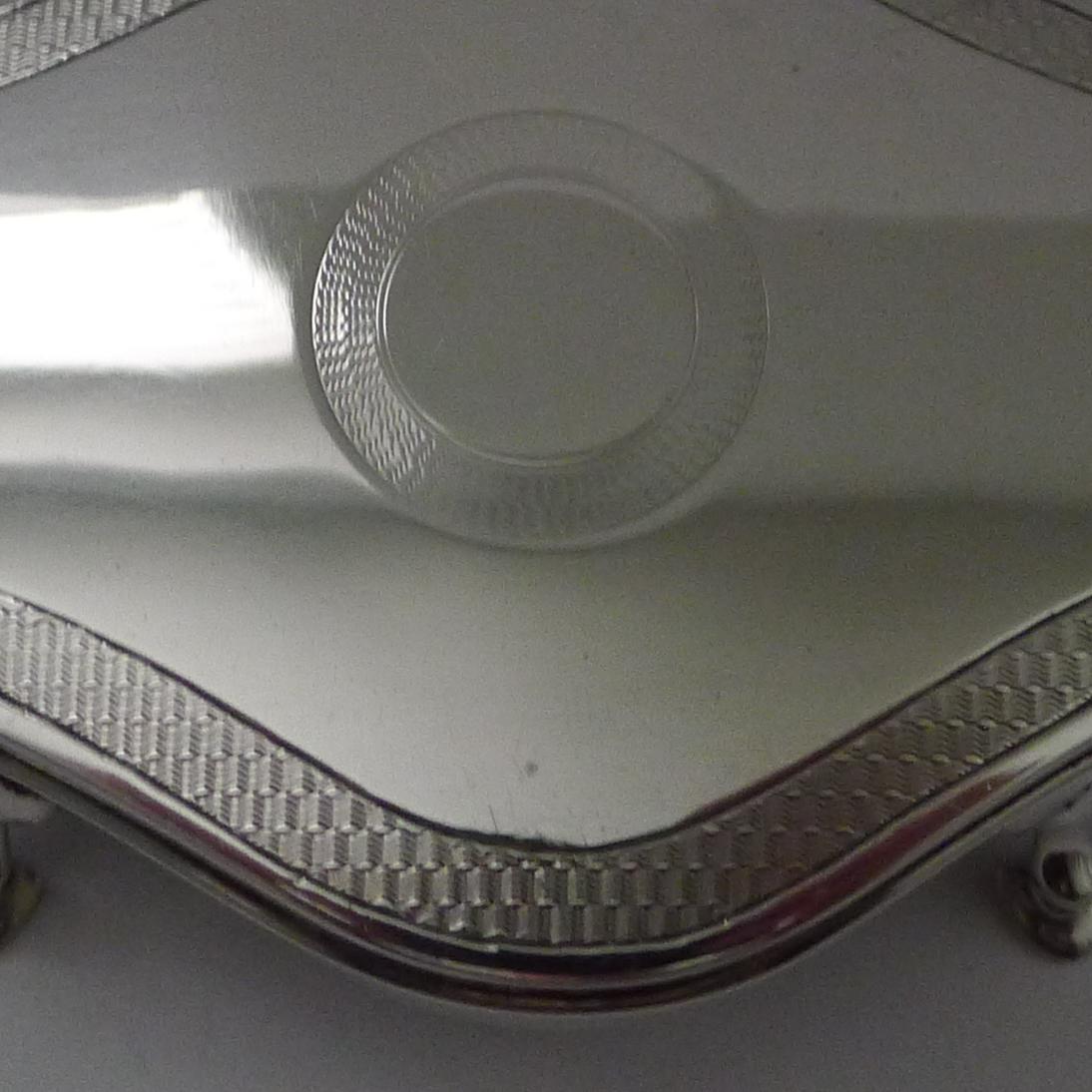 Elegante joyero inglés antiguo de plata de ley - Decoración torneada de motor Británico en venta