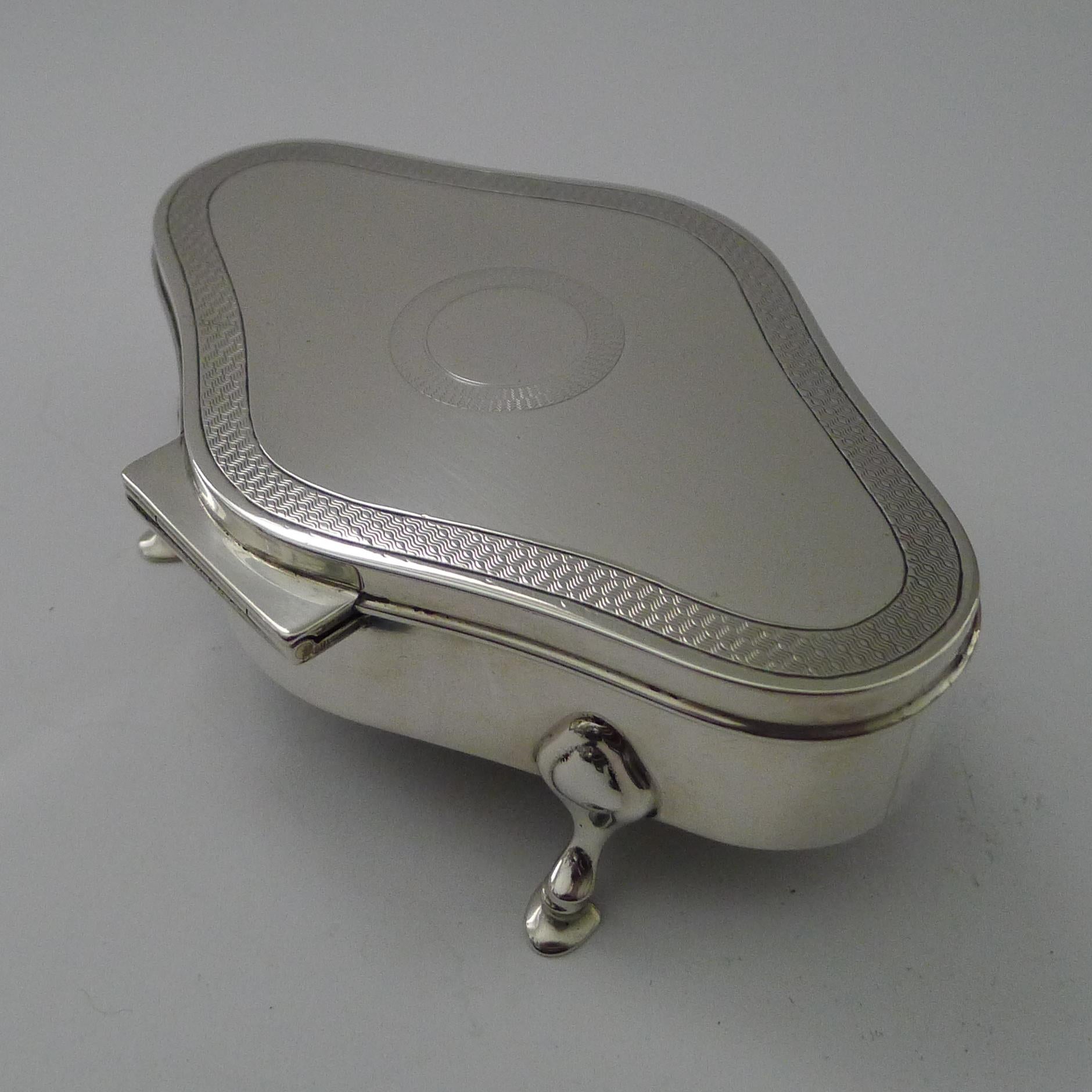 Elegante joyero inglés antiguo de plata de ley - Decoración torneada de motor Plata esterlina en venta