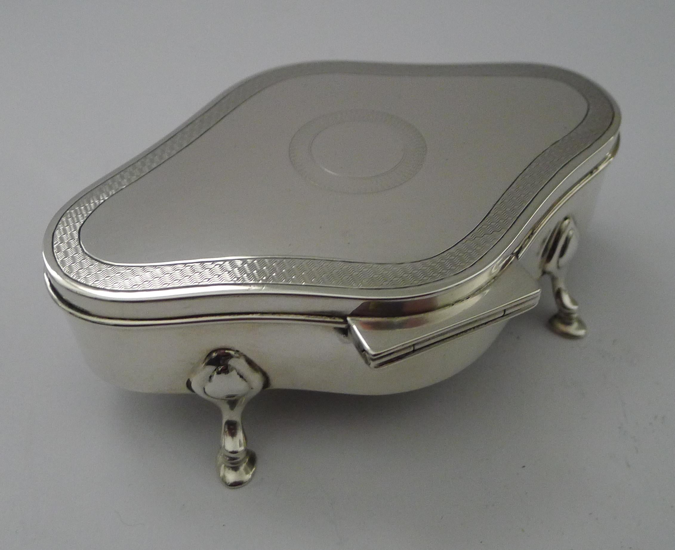Elegante joyero inglés antiguo de plata de ley - Decoración torneada de motor en venta 1