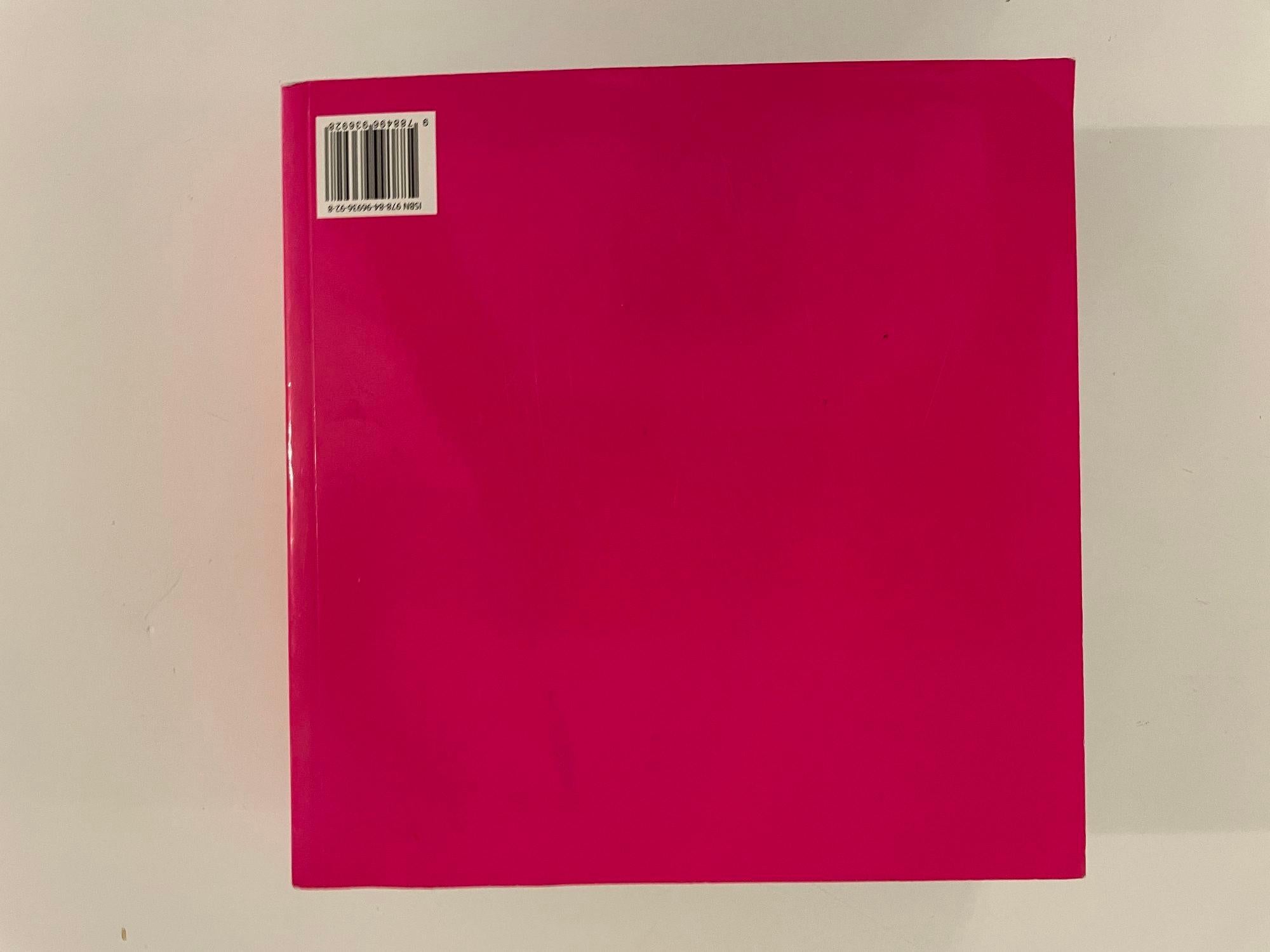 Smart Apartments Simone Schleifer Book by Frechmann Kolon GmbH Ce livre présente une sélection d'appartements qui illustrent une grande variété de solutions architecturales et de design adaptées à différents types de propriétés - du petit studio au
