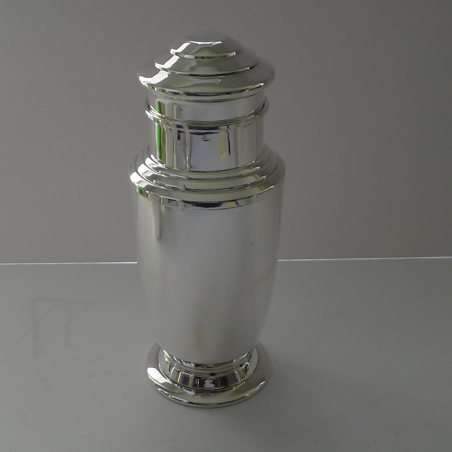Smart Art Deco Cocktail Shaker by Charles S Green C.1940 For Sale 2