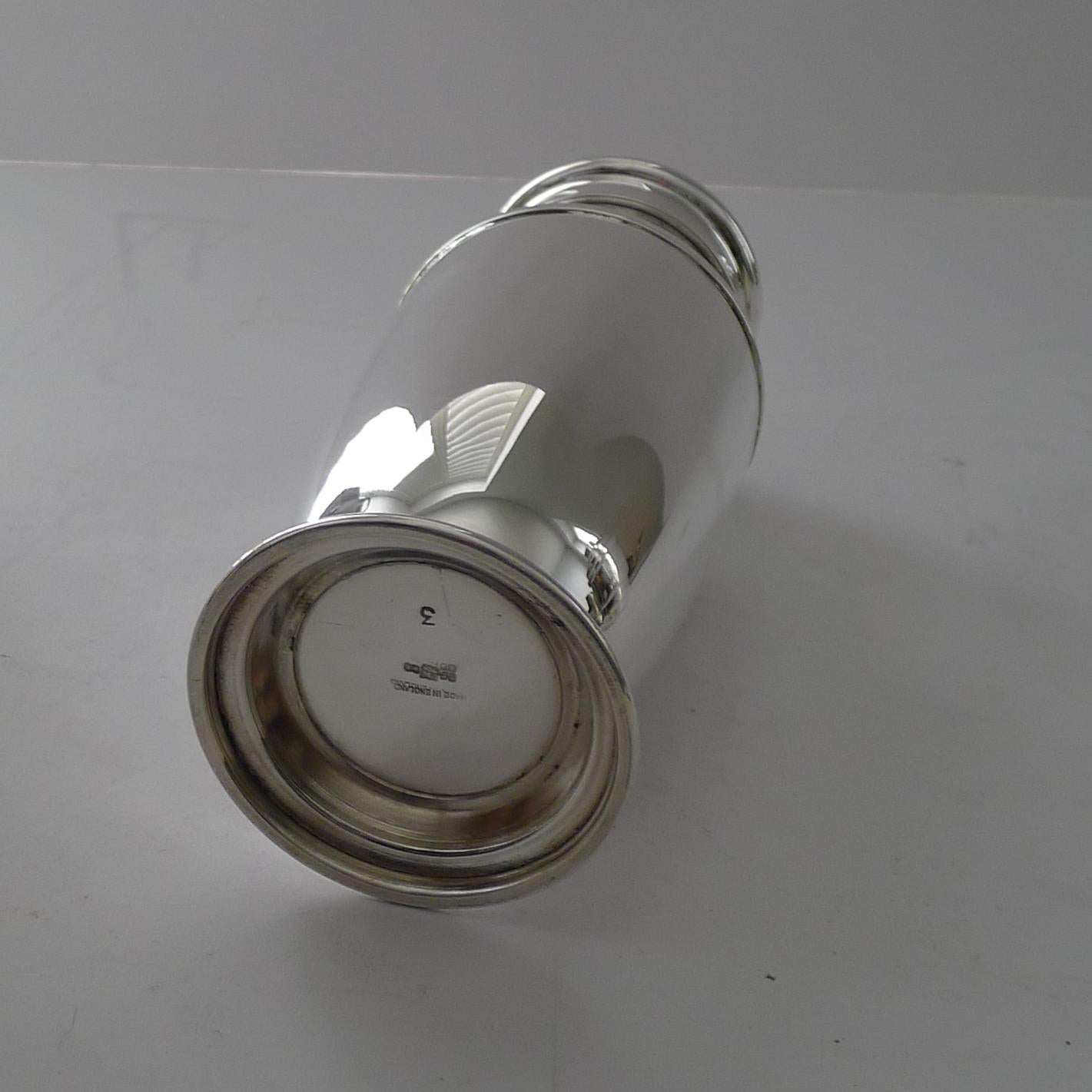 Smart Art Deco Cocktail Shaker by Charles S Green C.1940 In Good Condition For Sale In Bath, GB