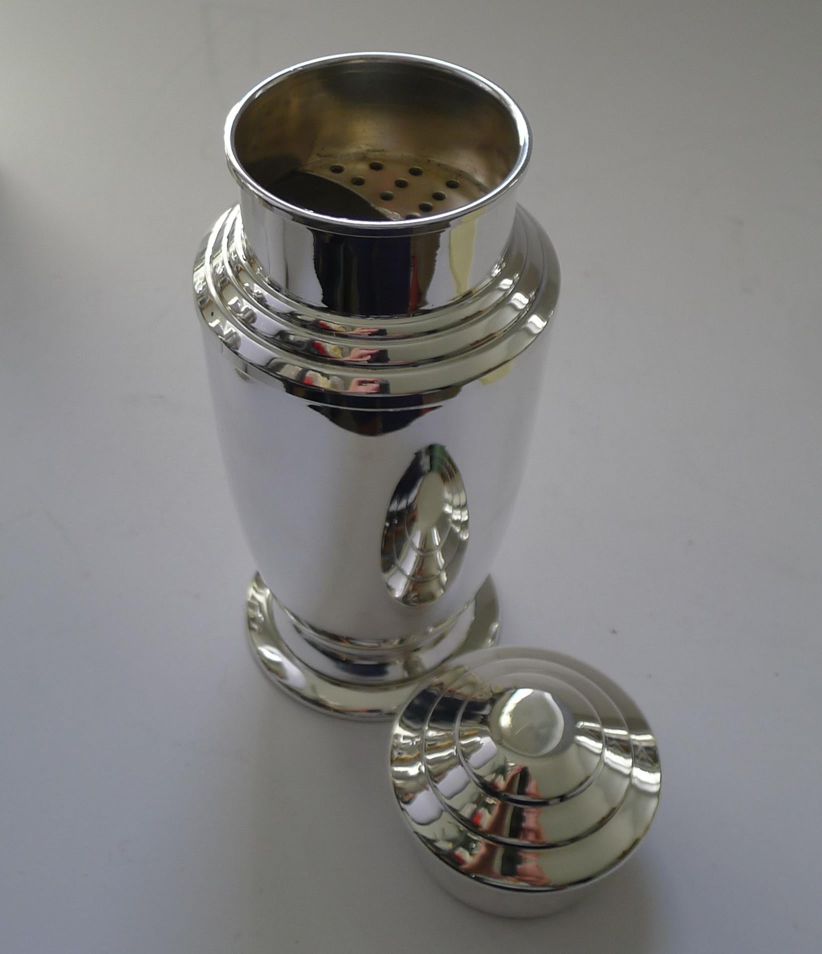 Smart Art Deco Cocktail Shaker by Charles S Green C.1940 For Sale 1