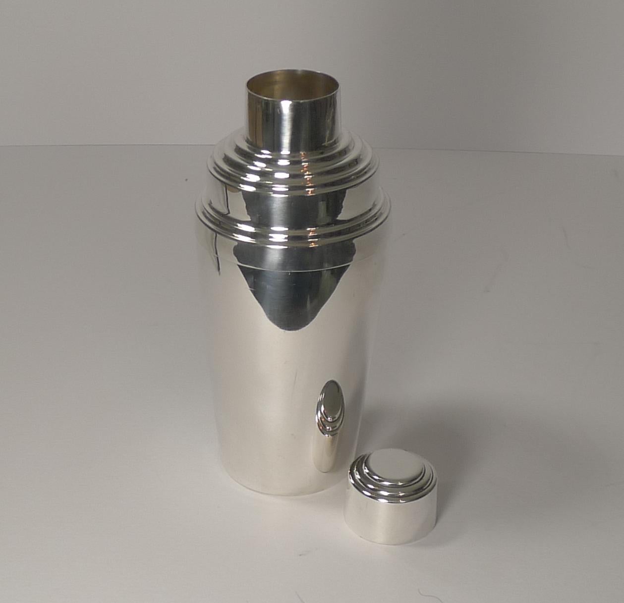 Smart Art Deco Cocktail Shaker by Elkington and Co., circa 1930 1