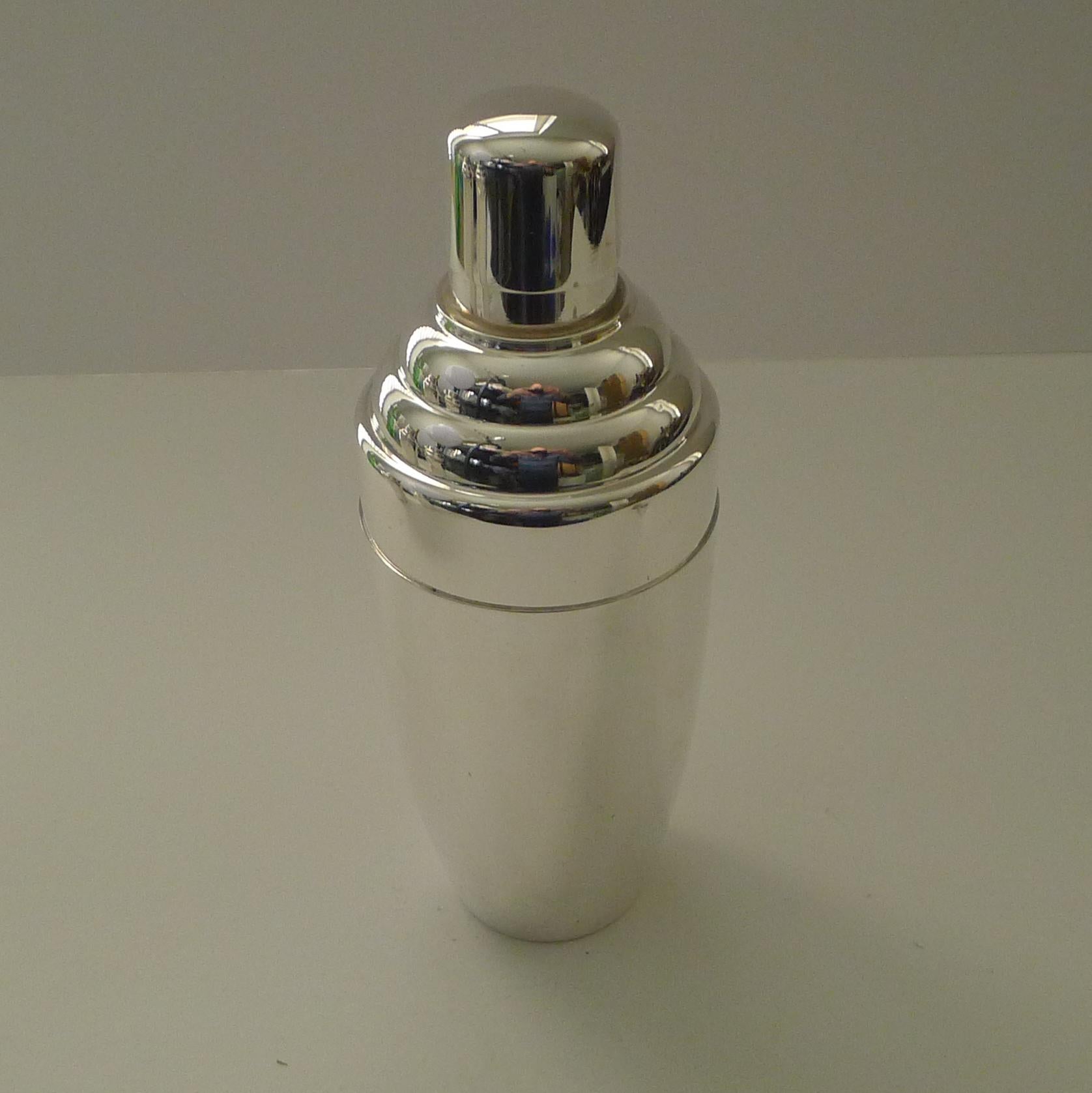 British Smart Art Deco Cocktail Shaker by Gaskell & Chambers, c.1940 For Sale