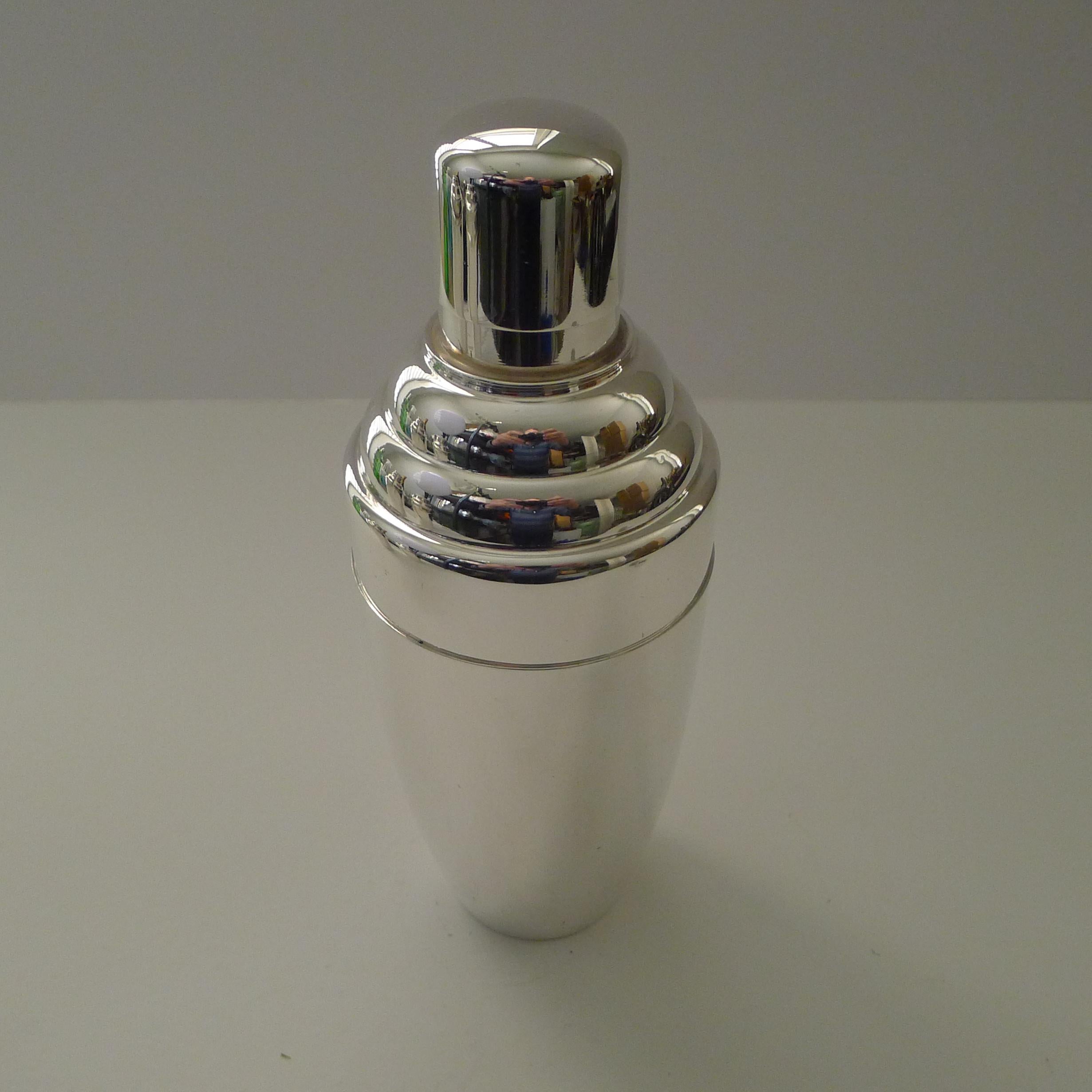 Smart Art Deco Cocktail Shaker by Gaskell & Chambers, c.1940 In Good Condition For Sale In Bath, GB