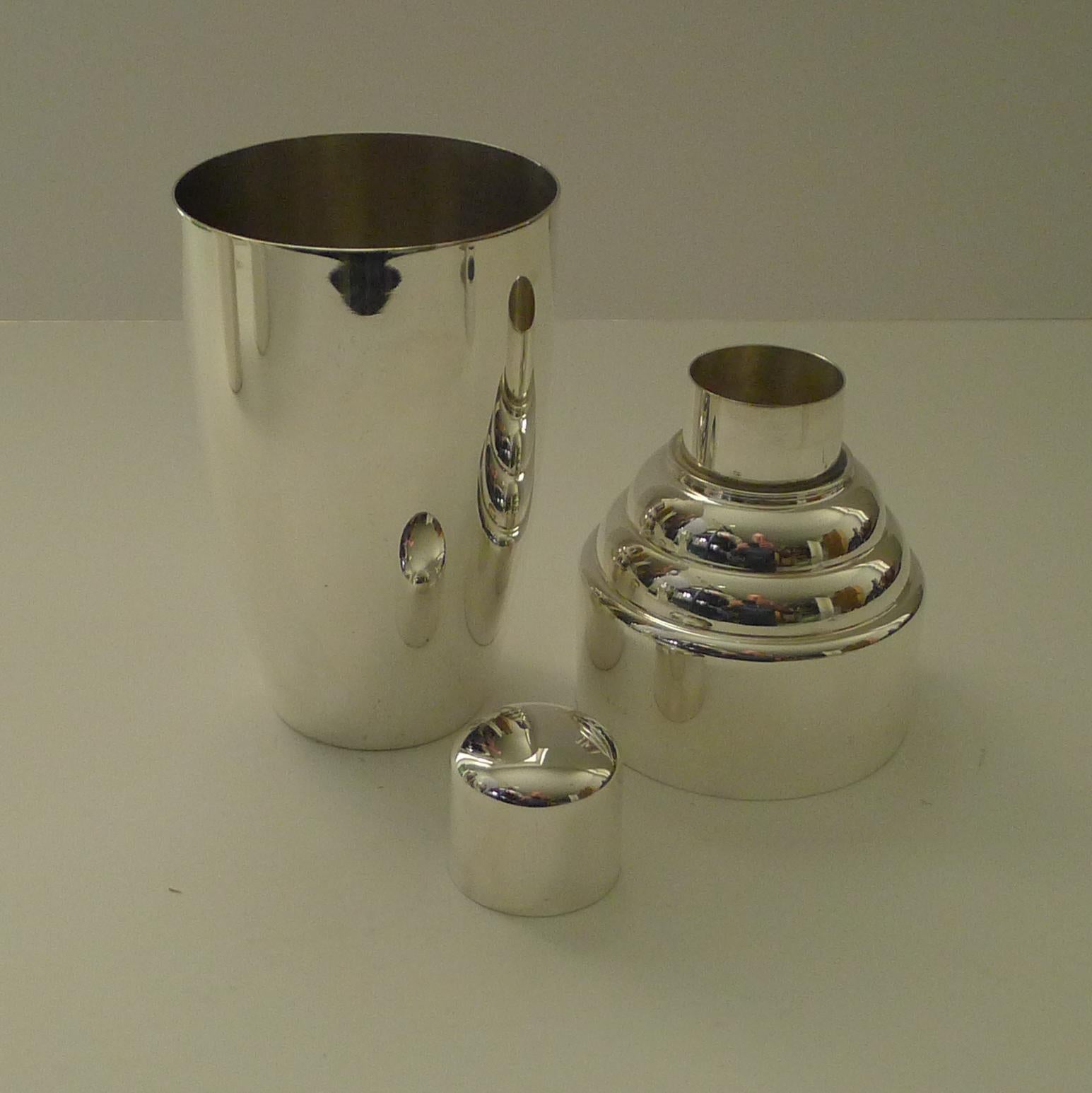 Mid-20th Century Smart Art Deco Cocktail Shaker by Gaskell & Chambers, c.1940 For Sale