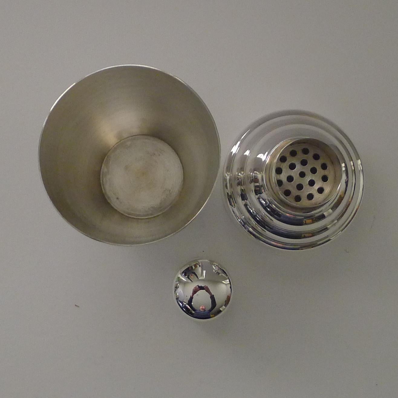 Silver Plate Smart Art Deco Cocktail Shaker by Gaskell & Chambers, c.1940 For Sale