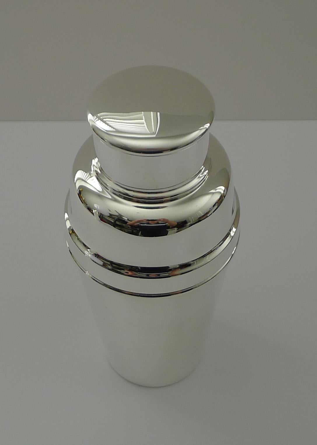 Appena tornato dal nostro laboratorio di argenteria dove questo favoloso Shakers è stato pulito e lucidato professionalmente, riportandolo al suo antico splendore.

La parte superiore dello shaker ospita uno spremiagrumi integrato per aggiungere