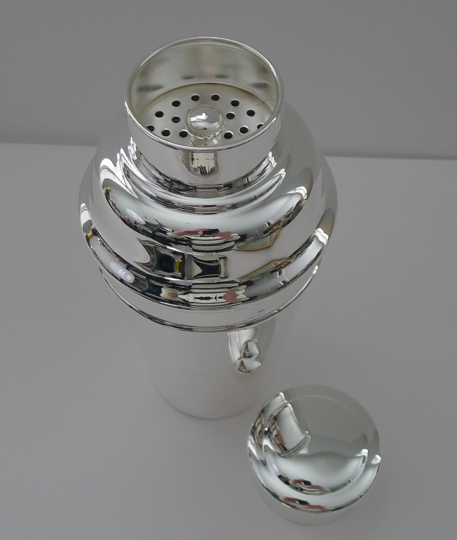 Smart Art Deco Shaker by William Suckling c.1930 - 1 1/4 Pints In Good Condition For Sale In Bath, GB