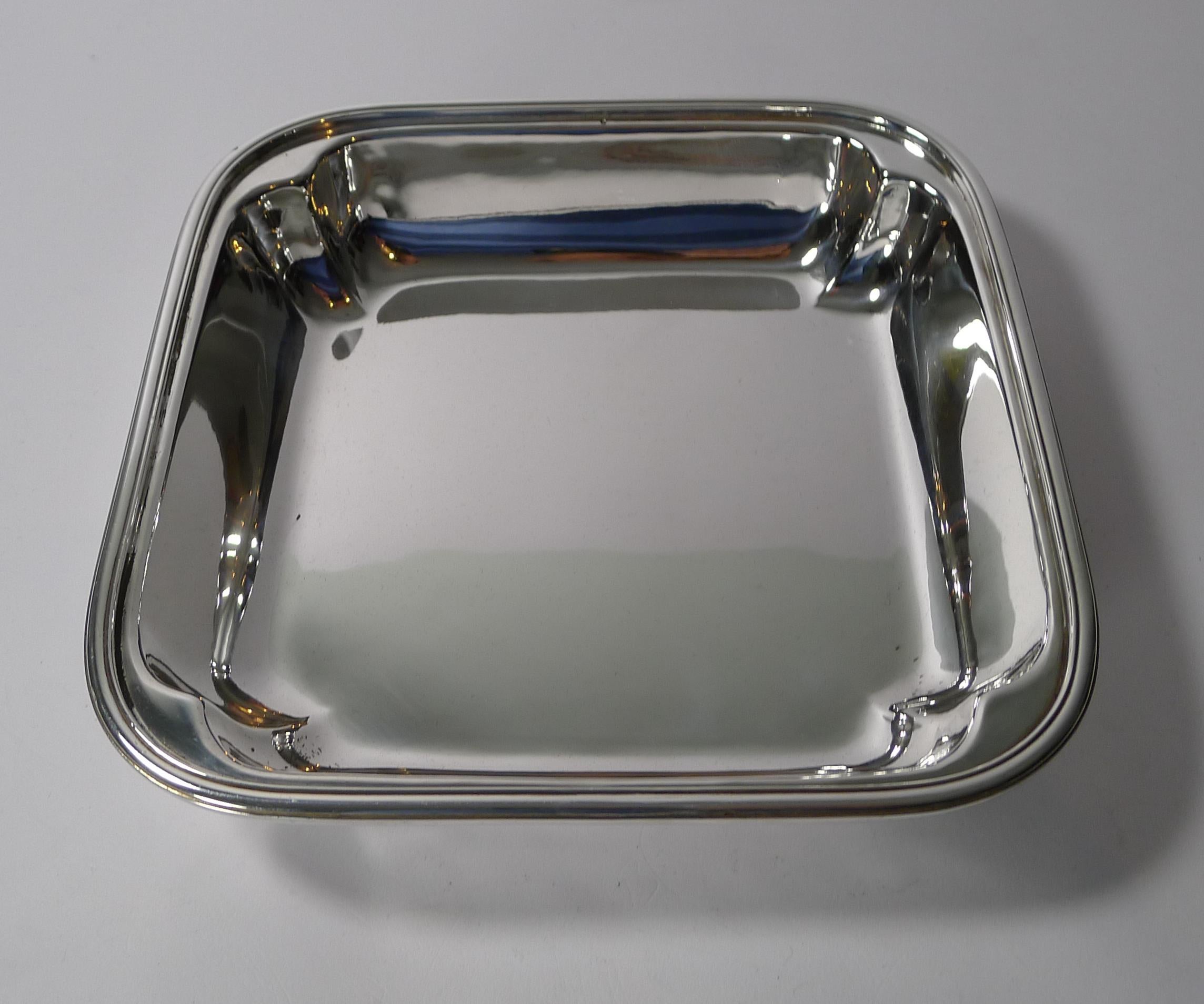Smart English Art Deco Entree Dish, Silver Plated by W & G Sissons, circa 1930 In Good Condition In Bath, GB