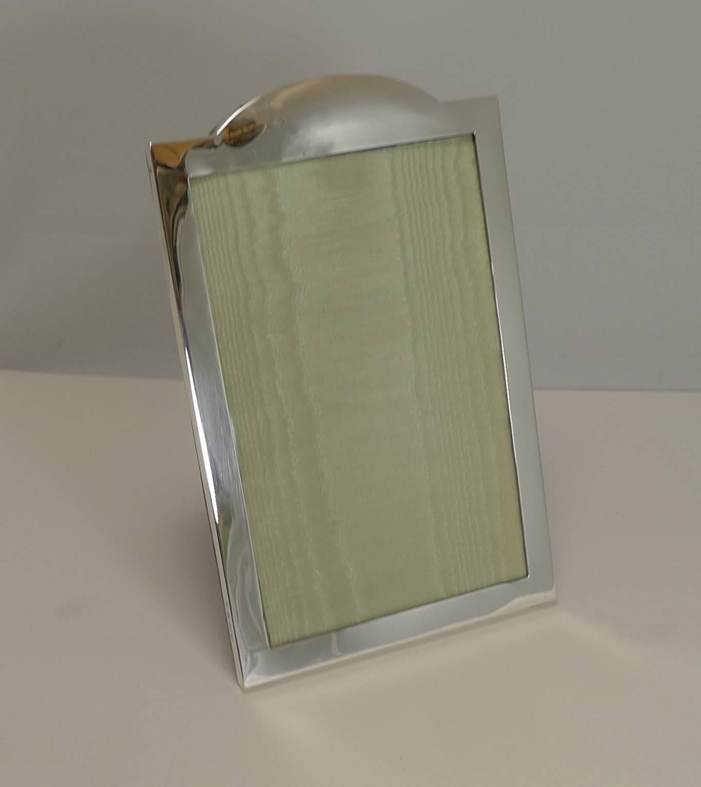 Smart English Sterling Silver Photograph Frame, 1919 In Excellent Condition In Bath, GB