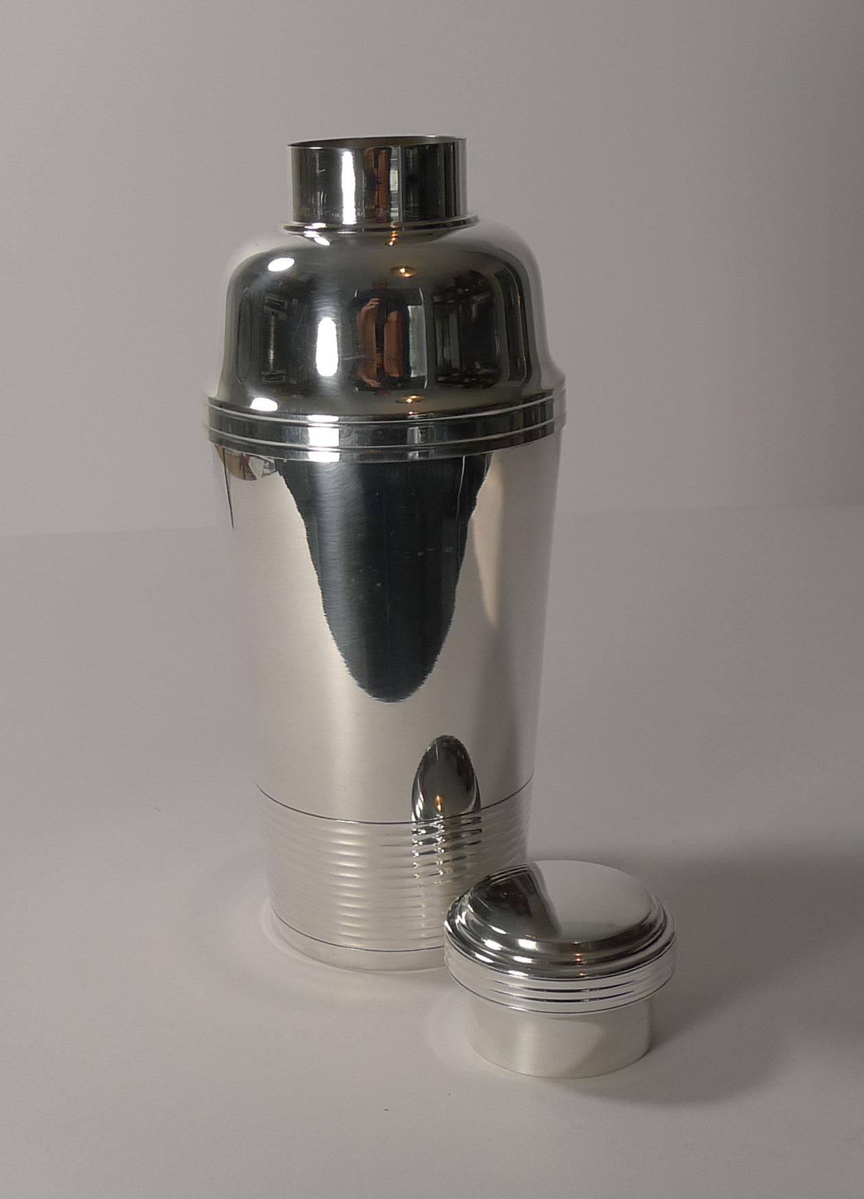 Smart French Art Deco Cocktail Shaker, circa 1930 1