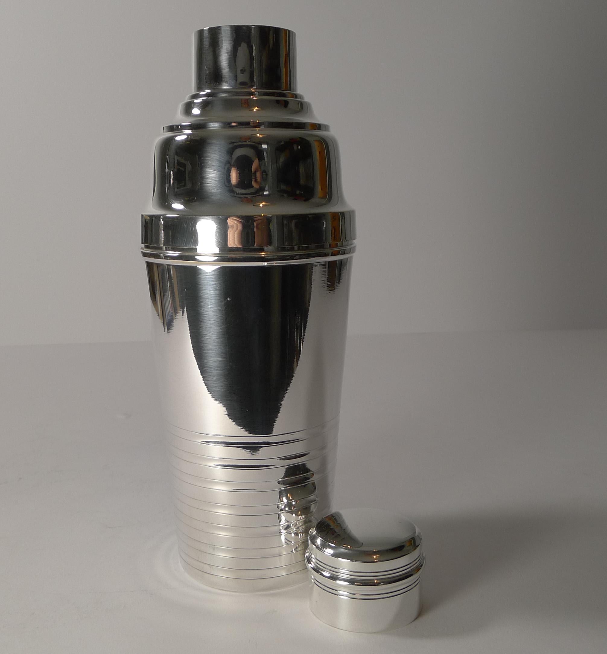 Smart French Art Deco Cocktail Shaker, circa 1930 4