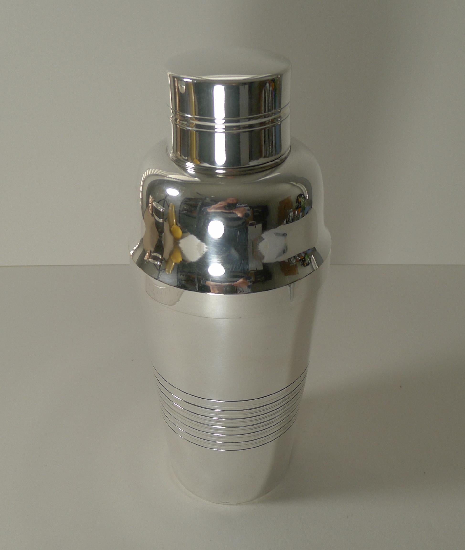 Smart French Art Deco Silver Plated Cocktail Shaker c.1930 In Good Condition In Bath, GB