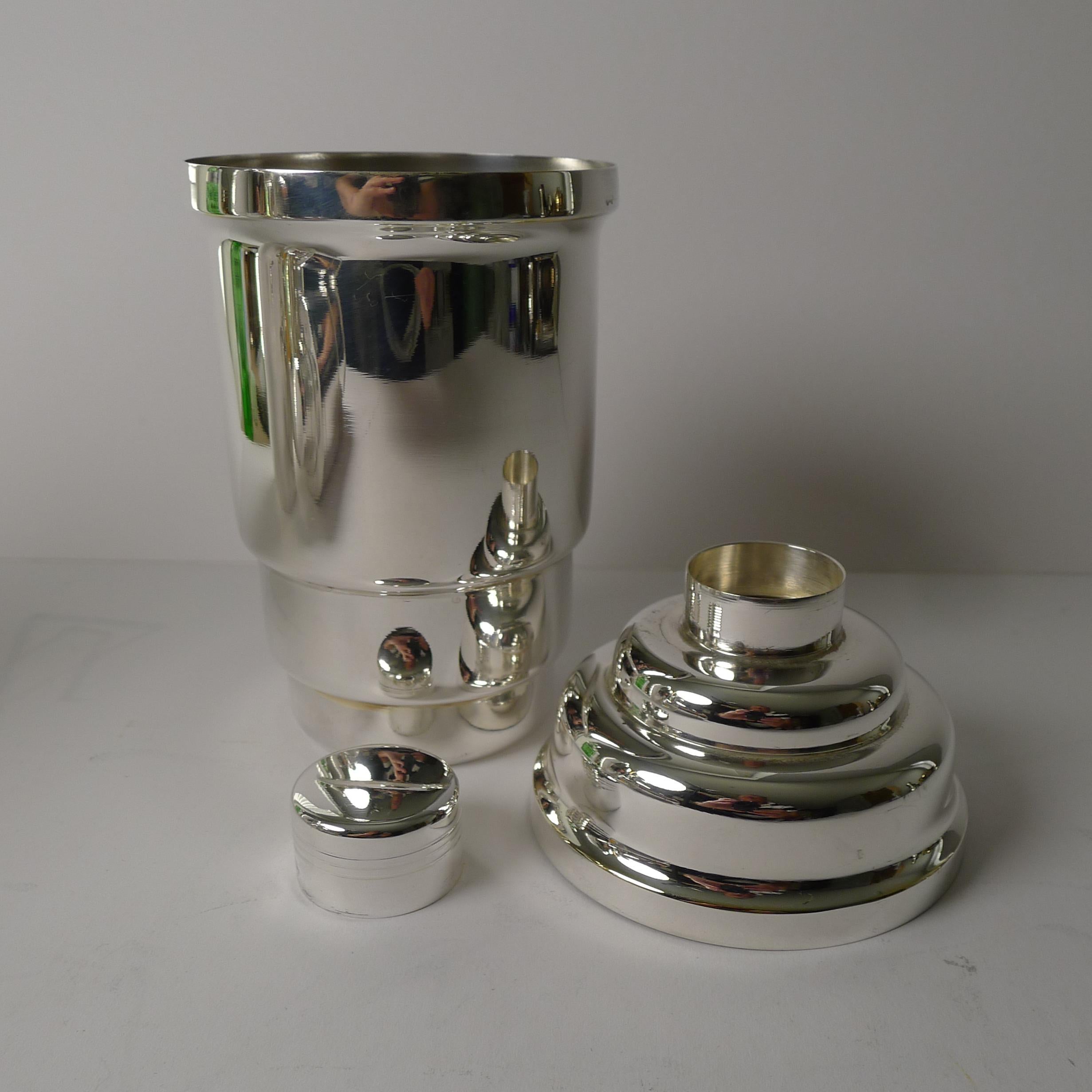 Smart French Art Deco Silver Plated Cocktail Shaker, c.1930's For Sale 6