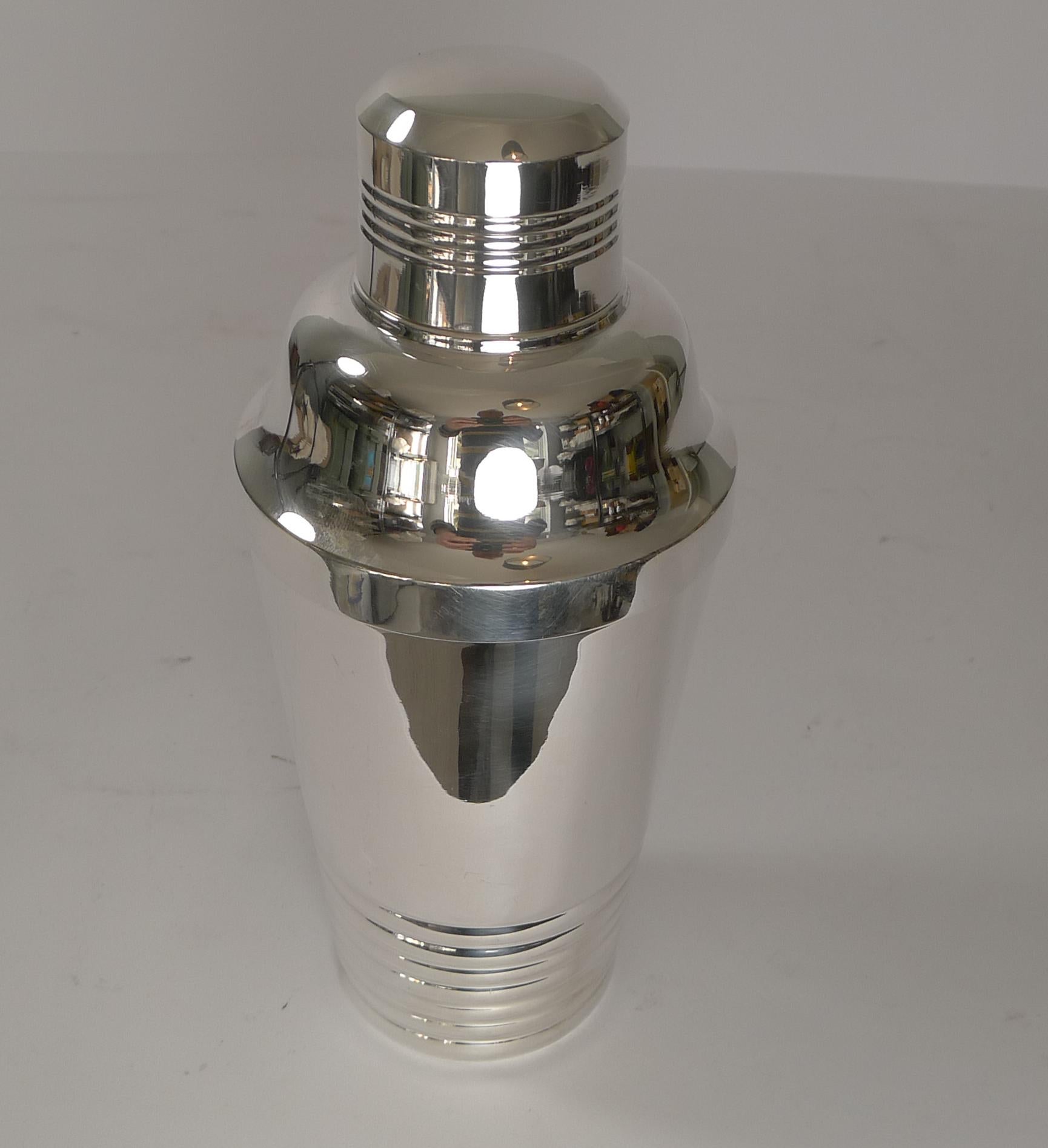Smart French Art Deco Silver Plated Cocktail Shaker, circa 1930s In Good Condition In Bath, GB