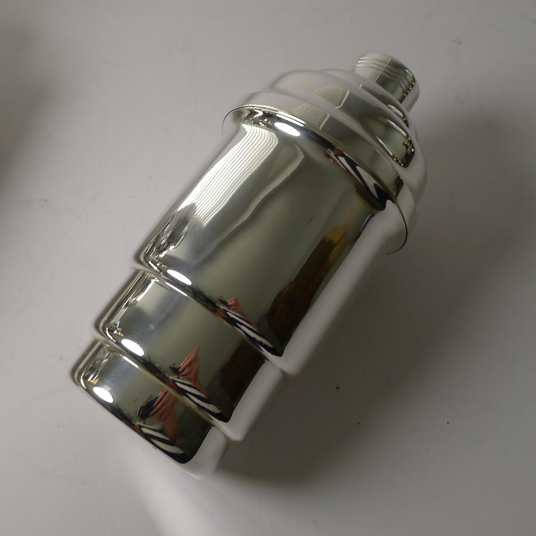Smart French Art Deco Silver Plated Cocktail Shaker, c.1930's In Good Condition For Sale In Bath, GB