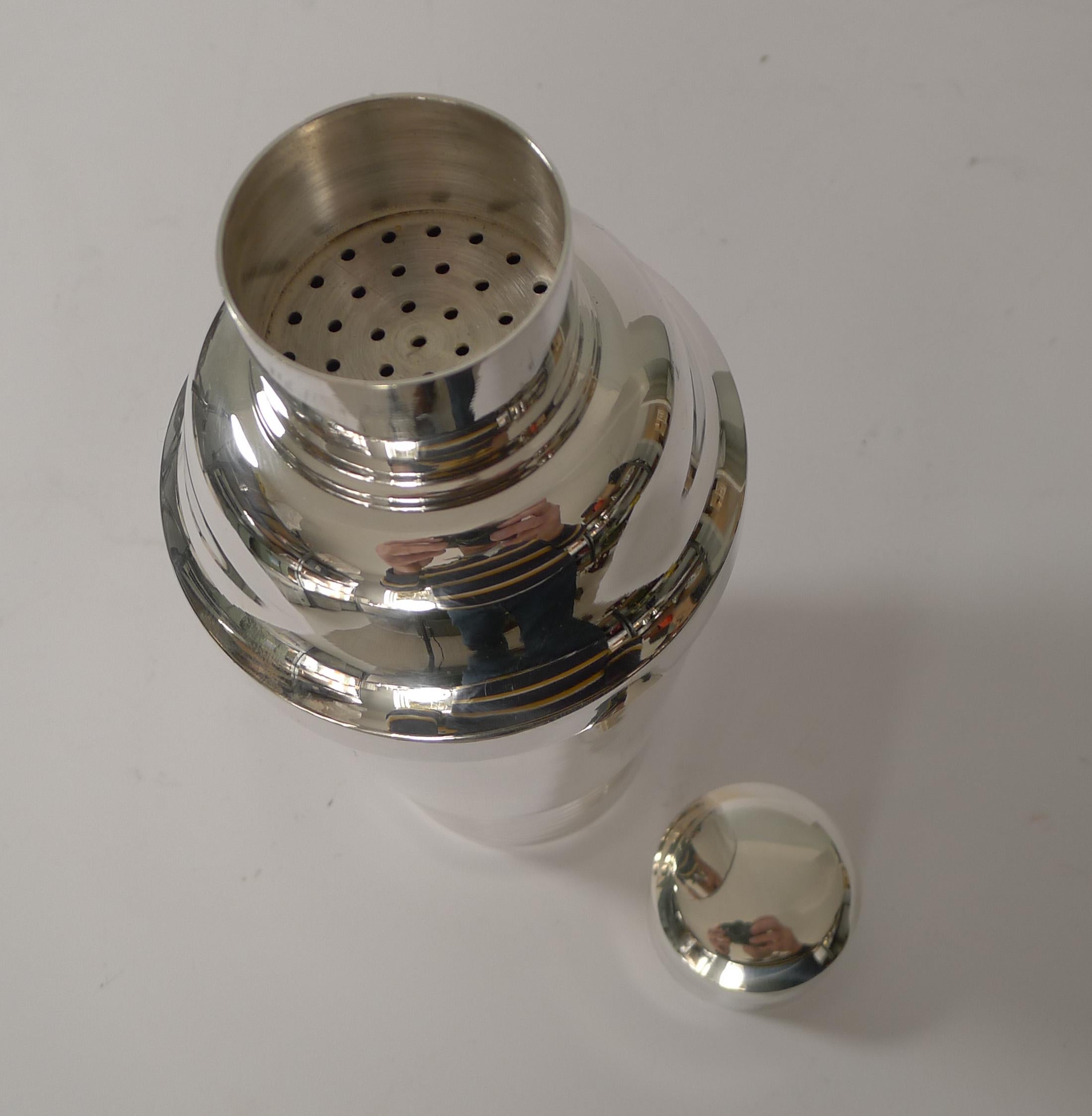 Smart French Art Deco Silver Plated Cocktail Shaker, circa 1930s 1